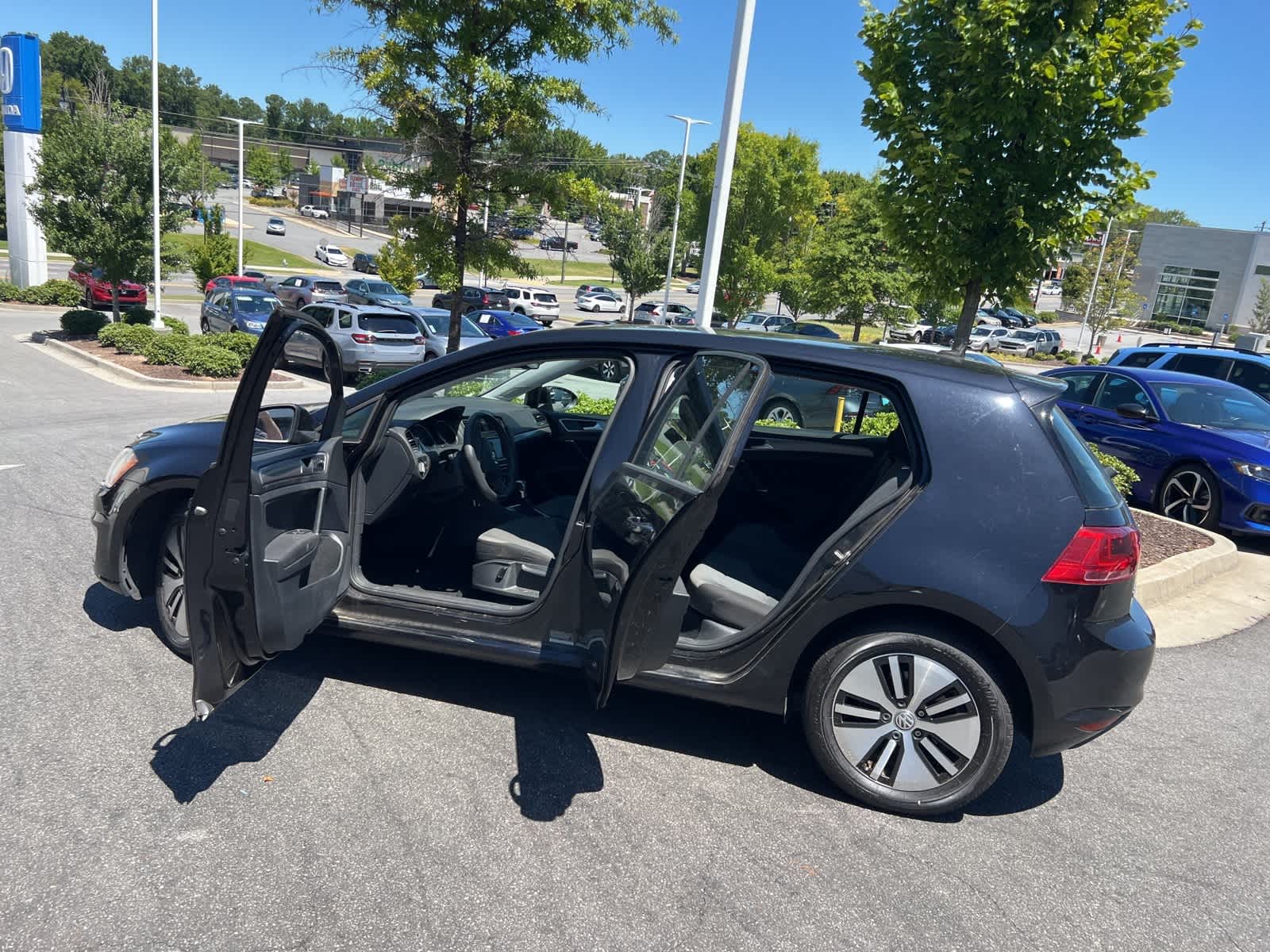 Thumbnail: 2016 Volkswagen e-Golf - 18