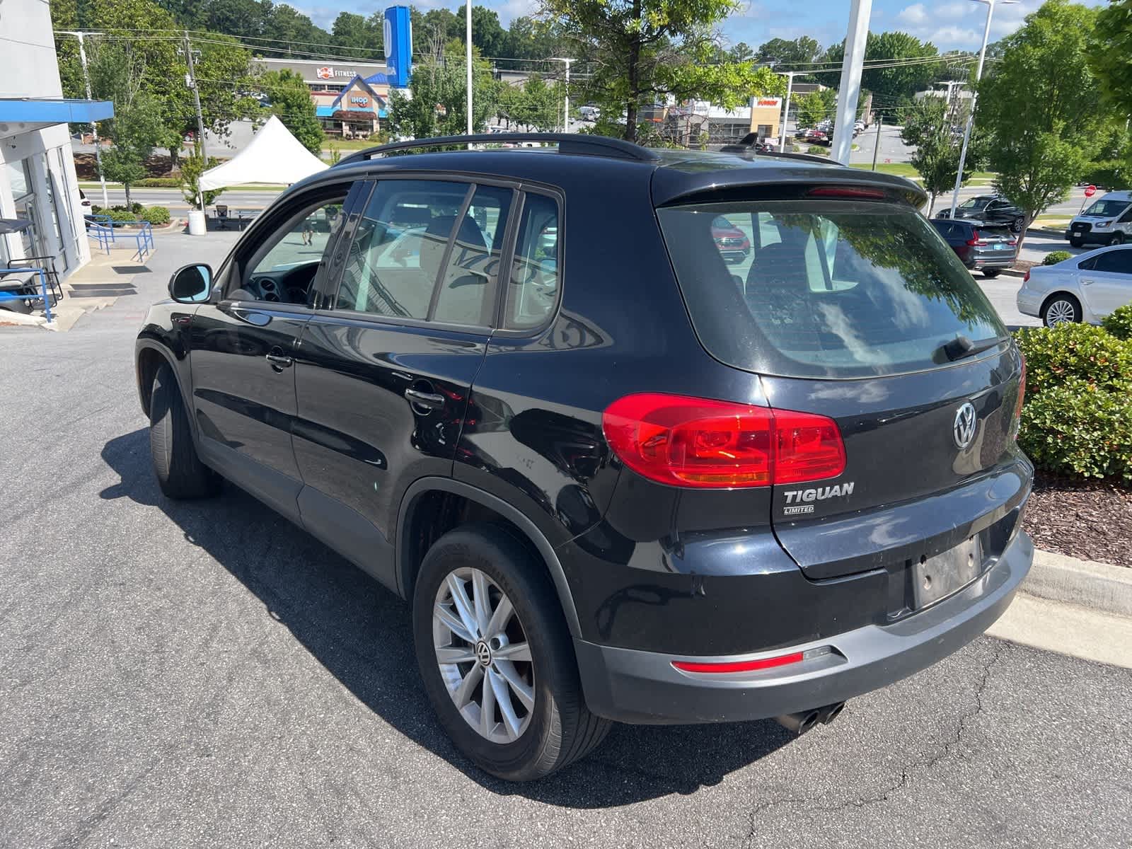 Thumbnail: 2017 Volkswagen Tiguan - 7