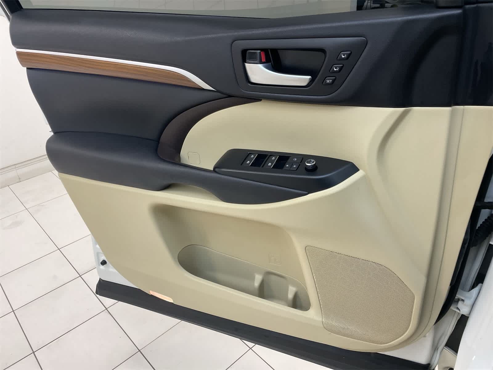 Thumbnail: 2017 Toyota Highlander - 17