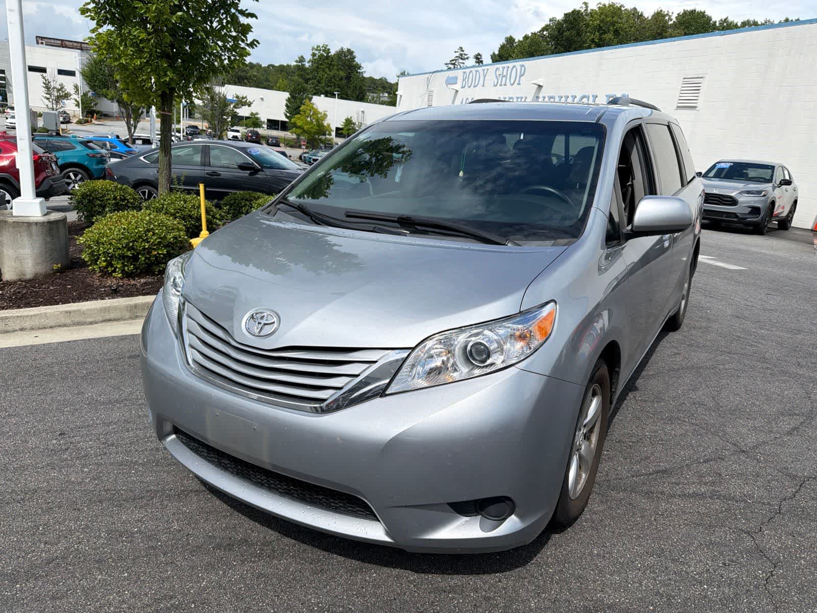 Thumbnail: 2016 Toyota Sienna - 4