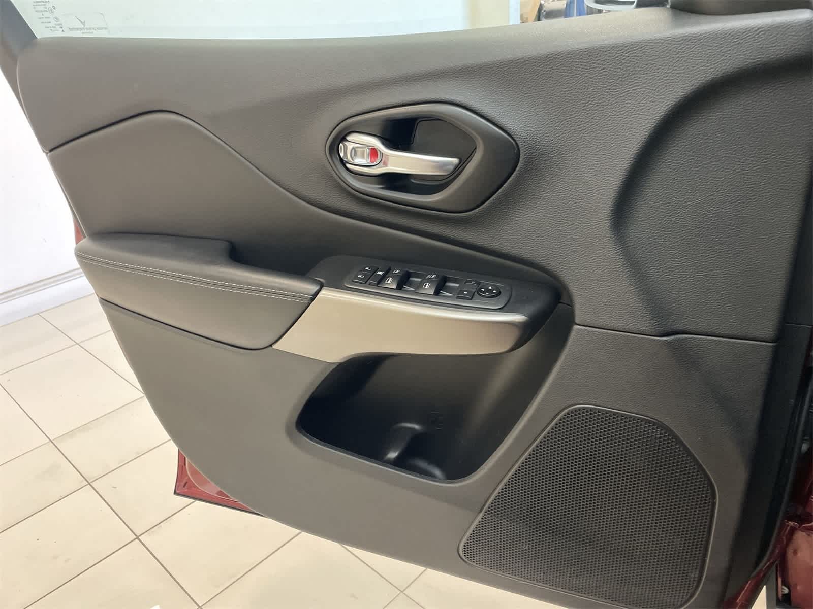 Thumbnail: 2020 Jeep Cherokee - 13