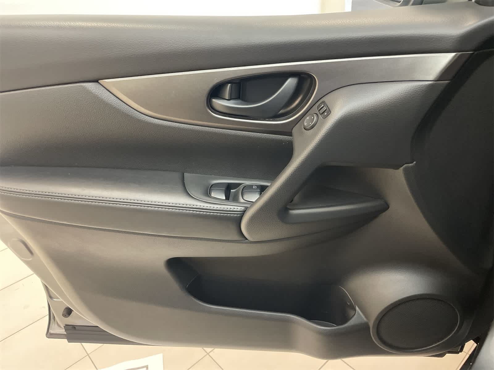 Thumbnail: 2020 Nissan Rogue Sport - 13