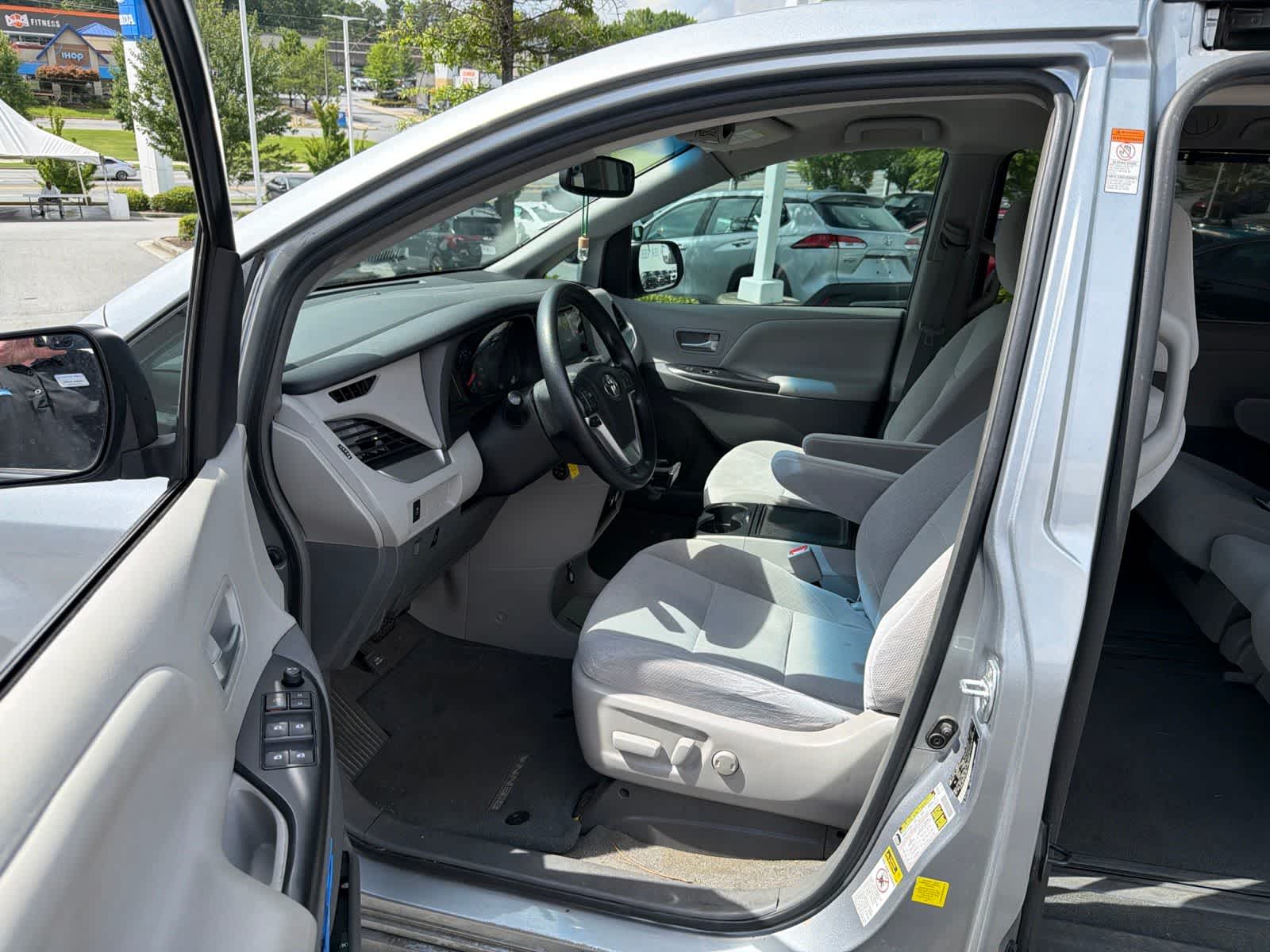Thumbnail: 2016 Toyota Sienna - 15