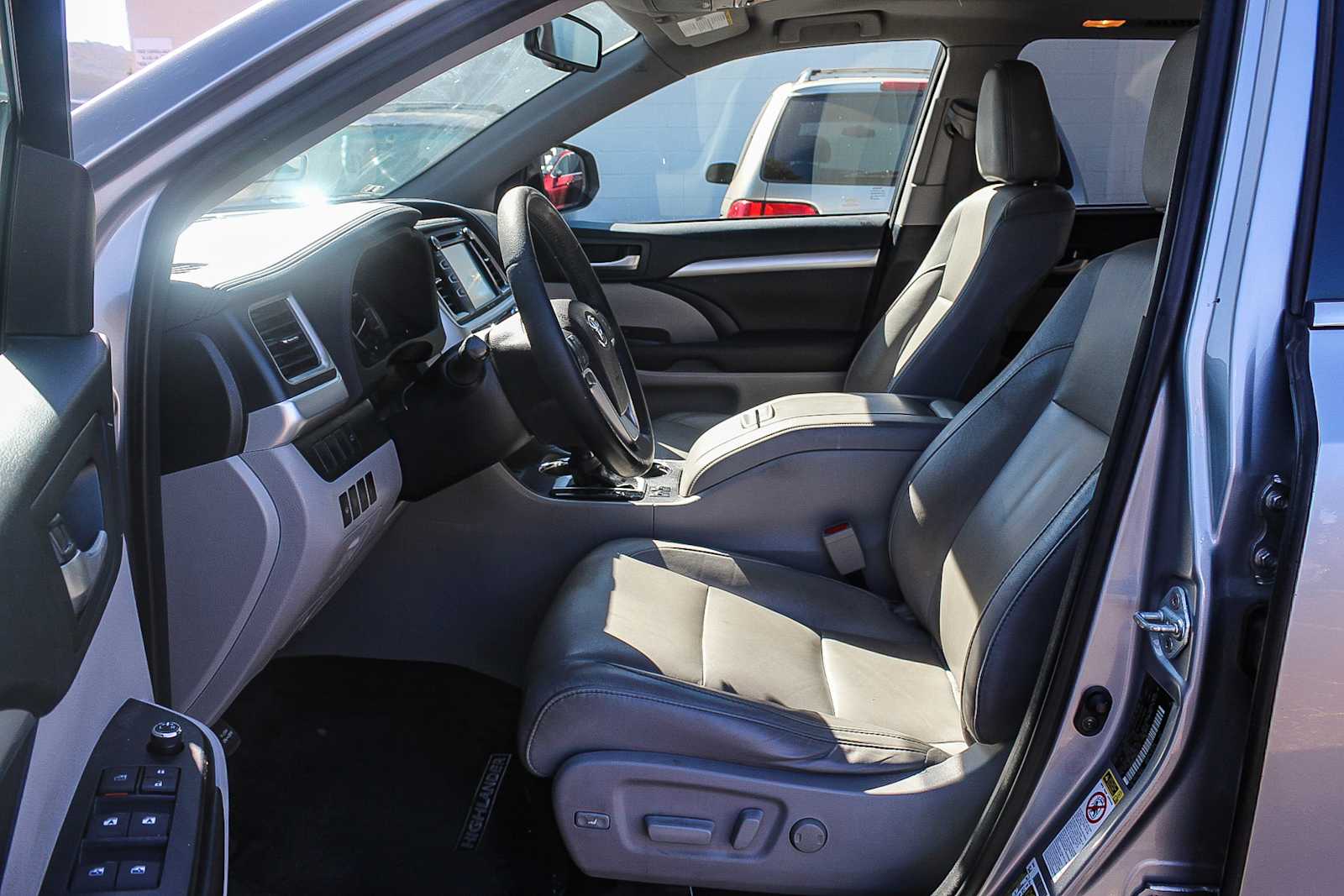 Thumbnail: 2016 Toyota Highlander - 17