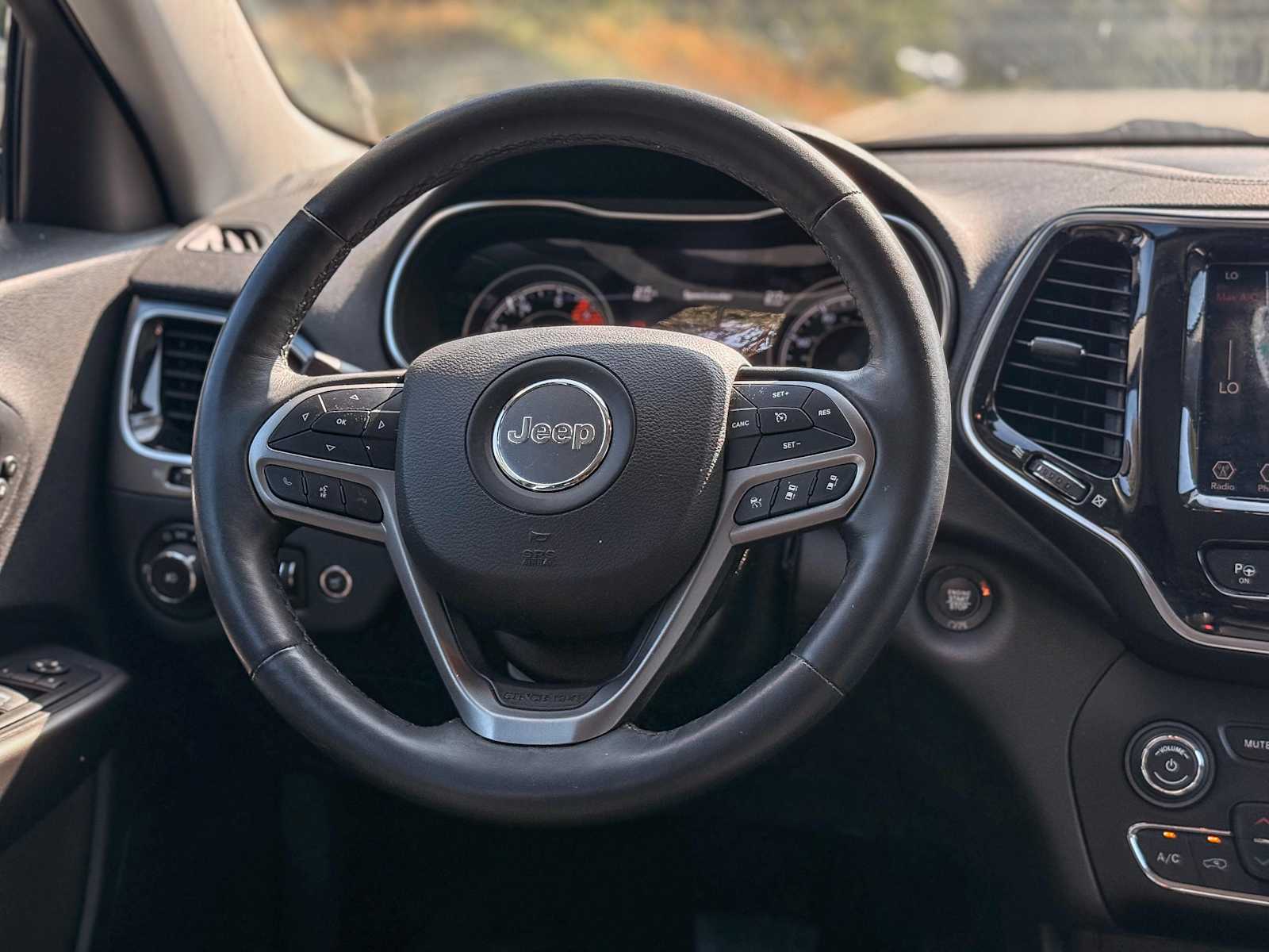 Thumbnail: 2019 Jeep Cherokee - 14