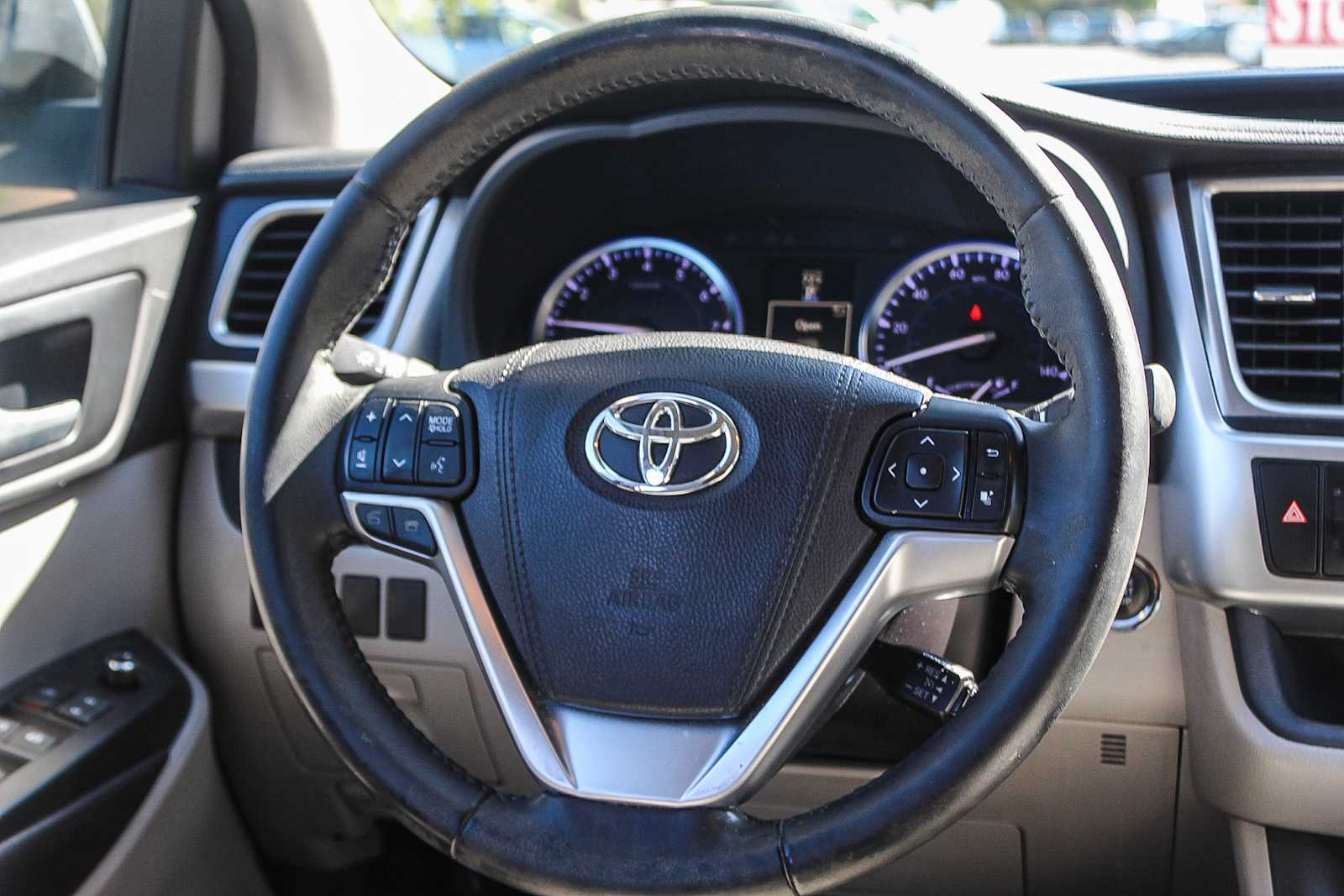 Thumbnail: 2016 Toyota Highlander - 15