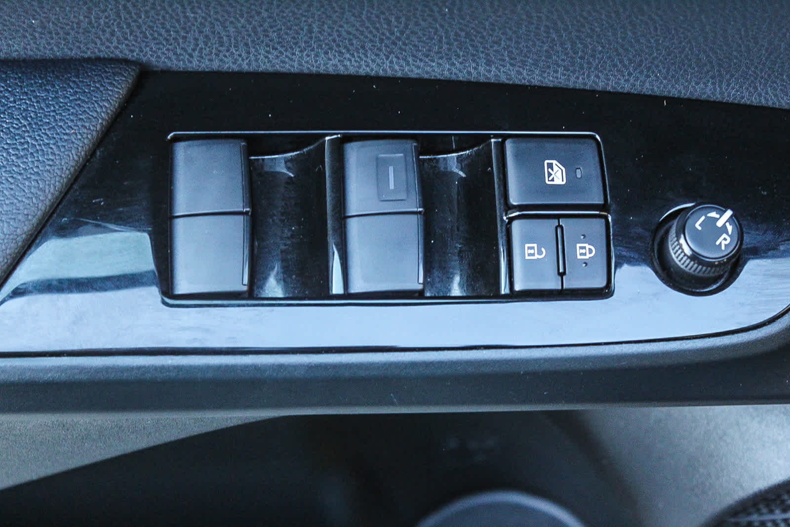 Thumbnail: 2022 Toyota Prius Prime - 20