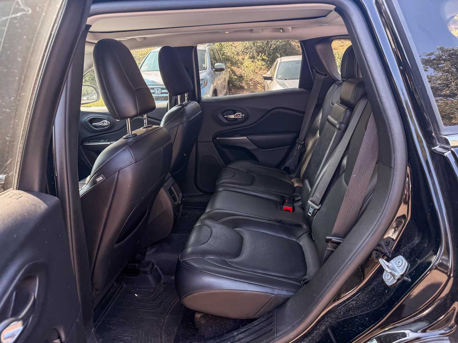 Thumbnail: 2019 Jeep Cherokee - 17