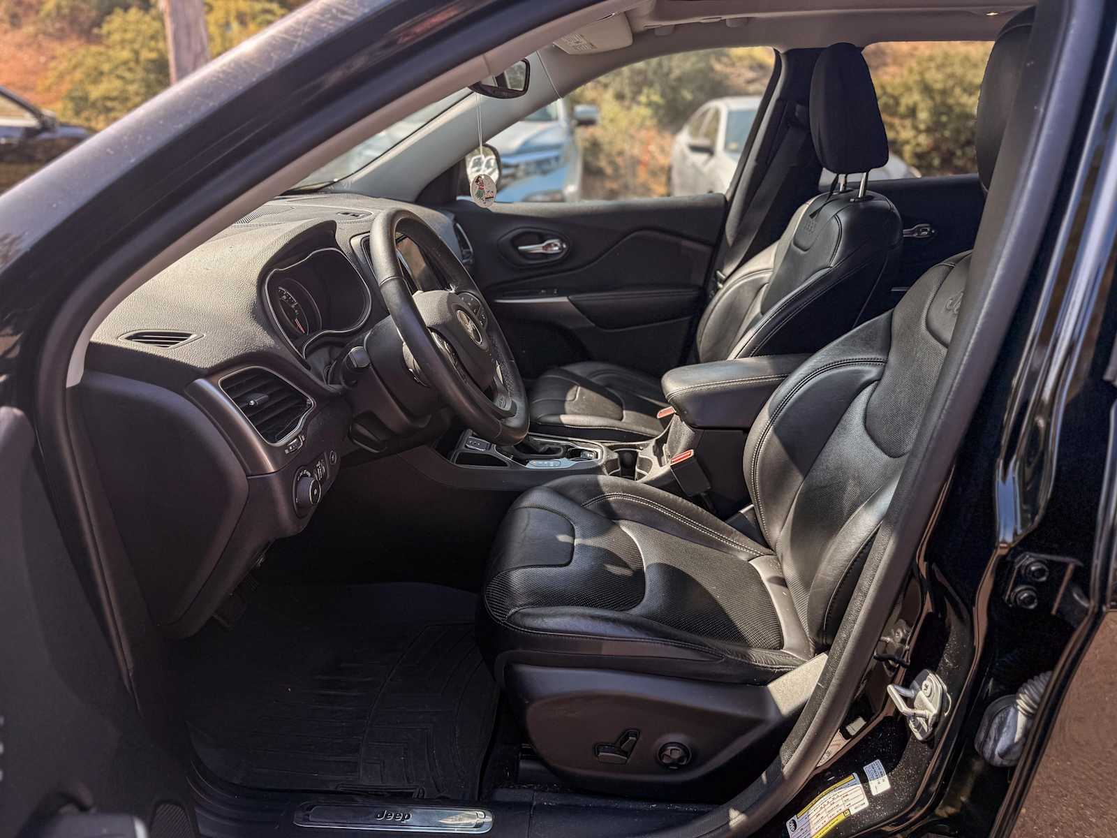 Thumbnail: 2019 Jeep Cherokee - 16