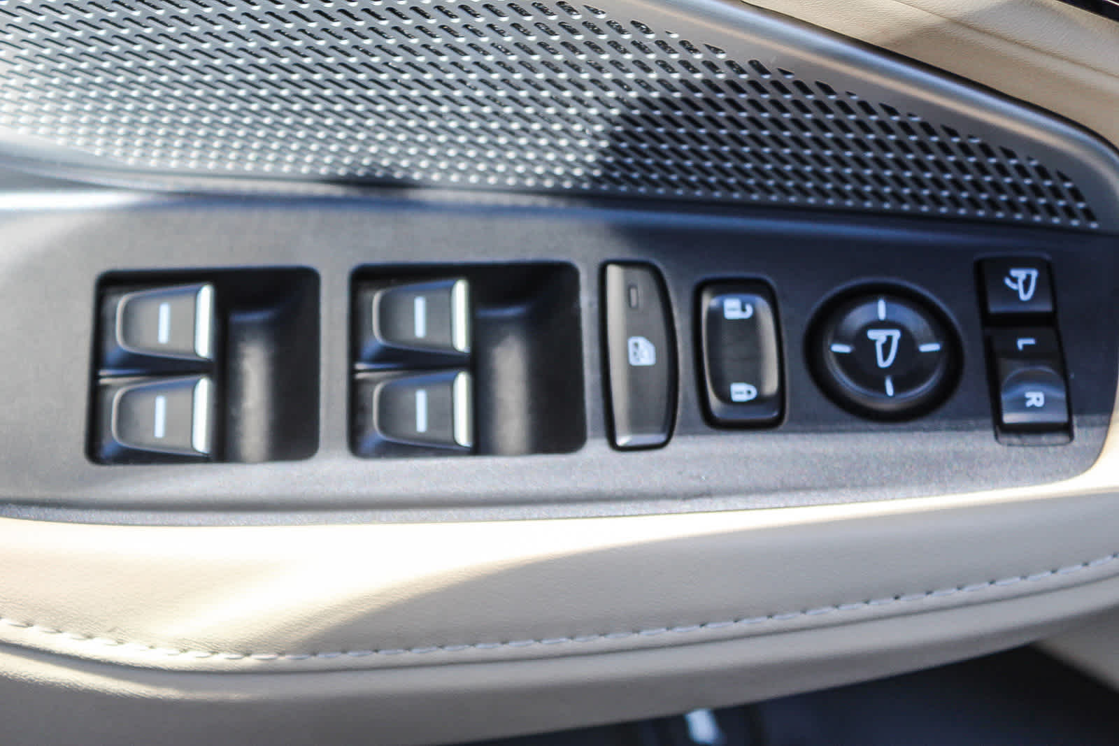 Thumbnail: 2022 Acura MDX - 20