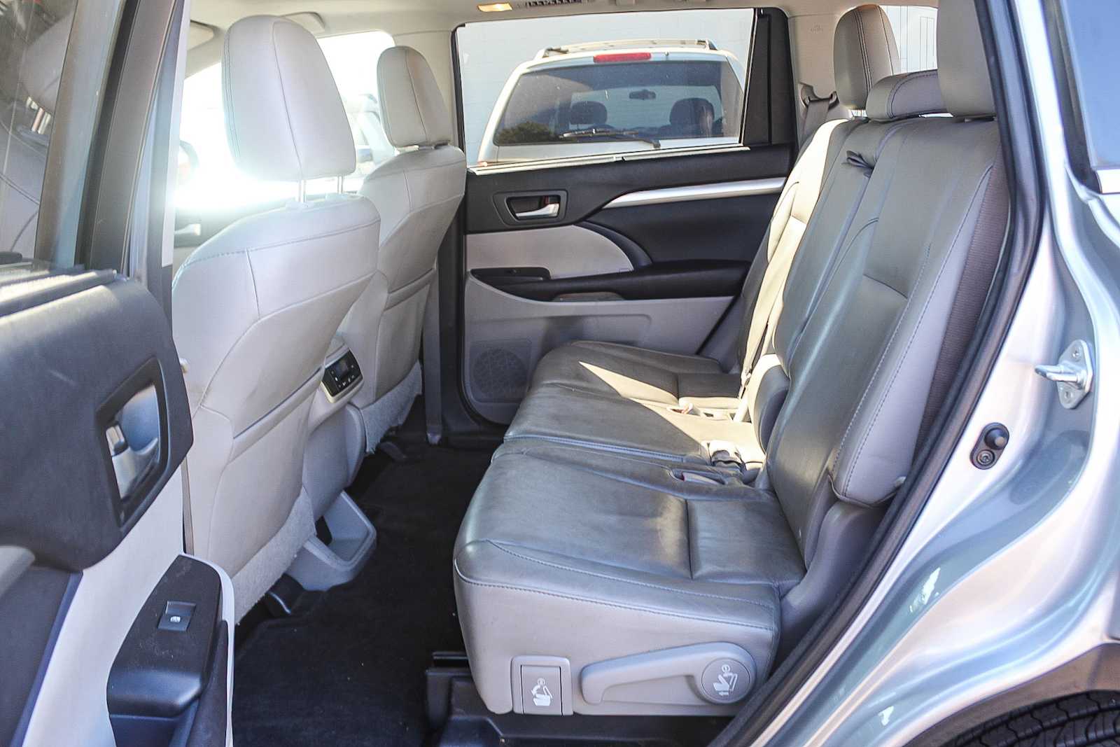 Thumbnail: 2016 Toyota Highlander - 18