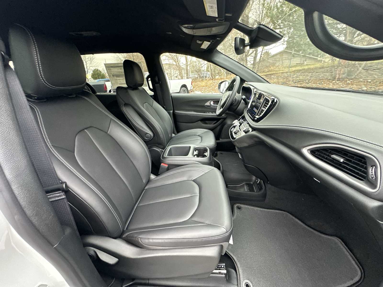 Thumbnail: 2026 Chrysler Pacifica - 24