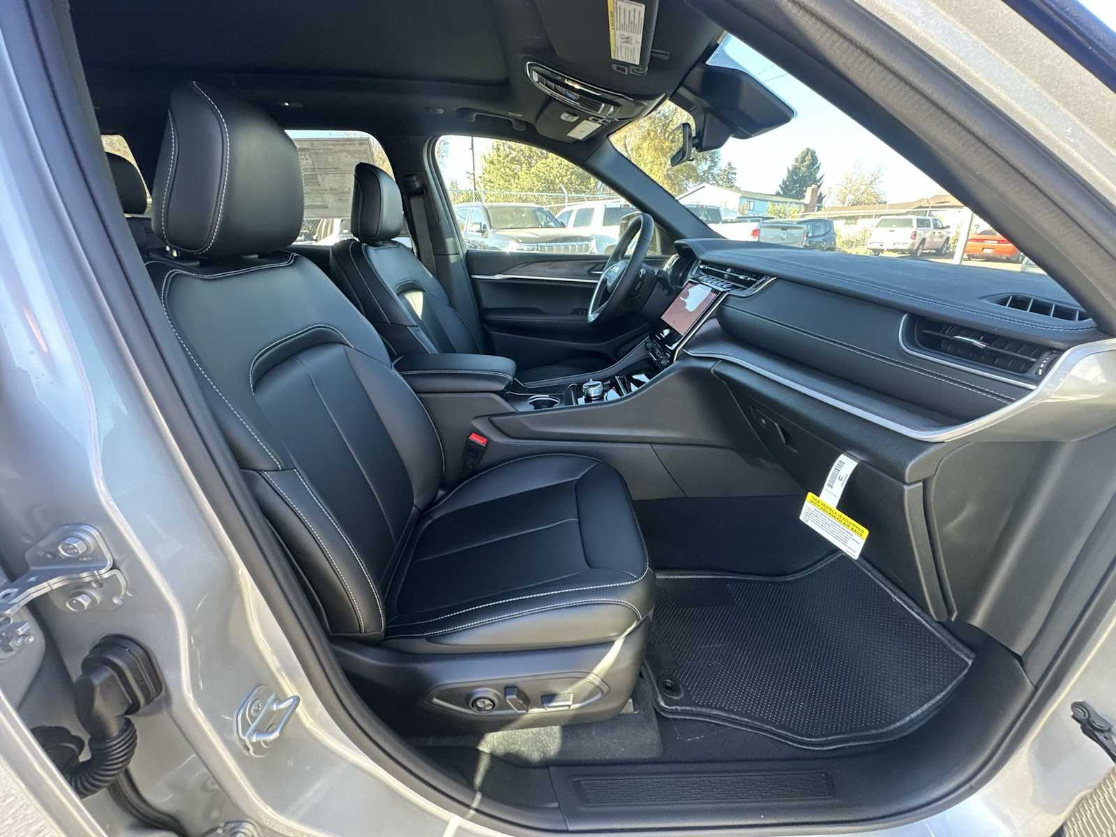 Thumbnail: 2025 Jeep Grand Cherokee - 25