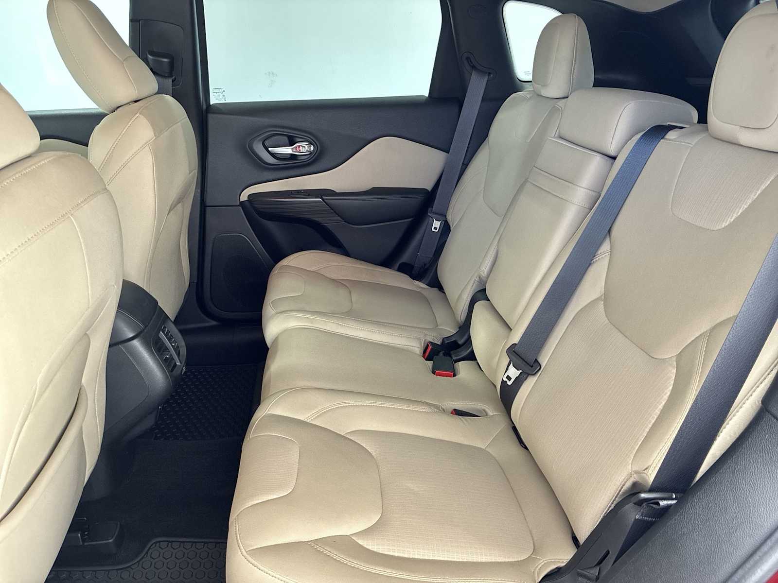 Thumbnail: 2015 Jeep Cherokee - 23