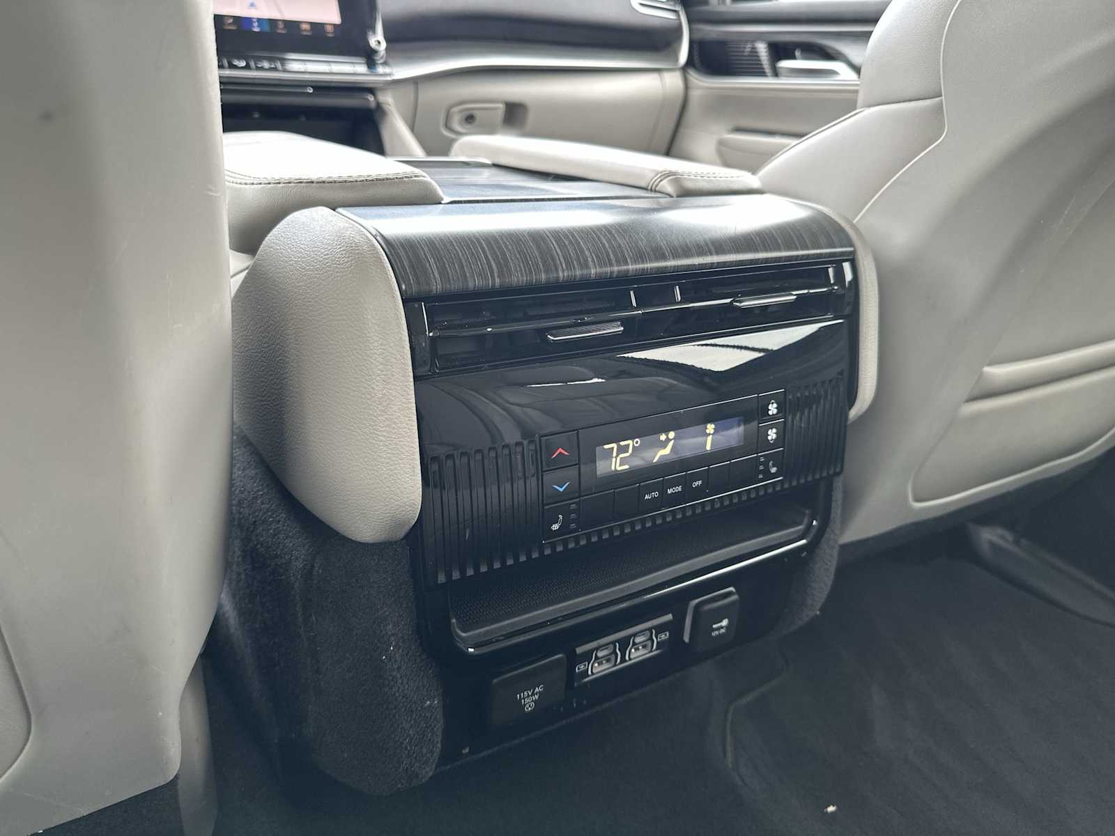 Thumbnail: 2023 Jeep Wagoneer - 21