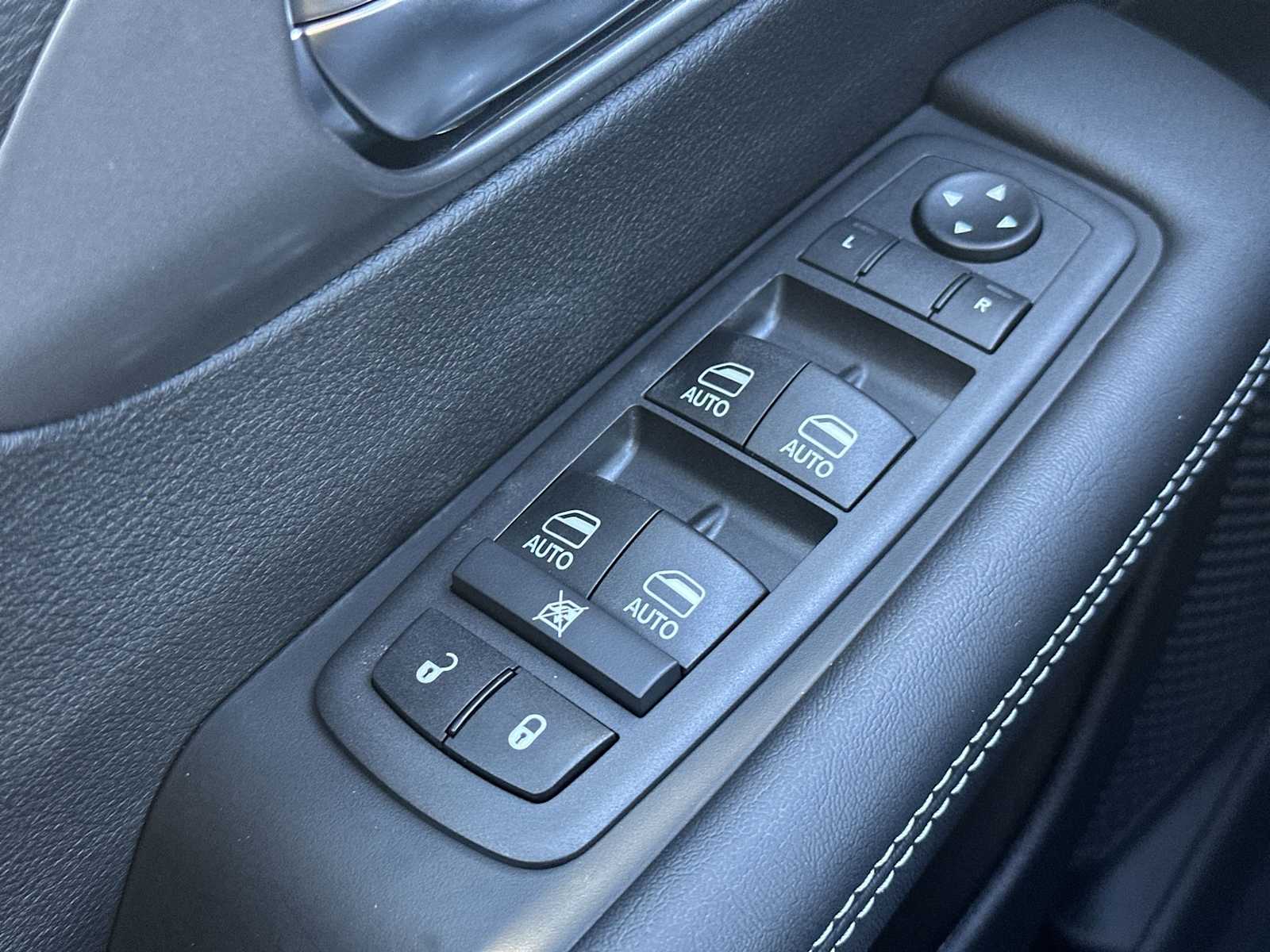 Thumbnail: 2026 Chrysler Voyager - 15