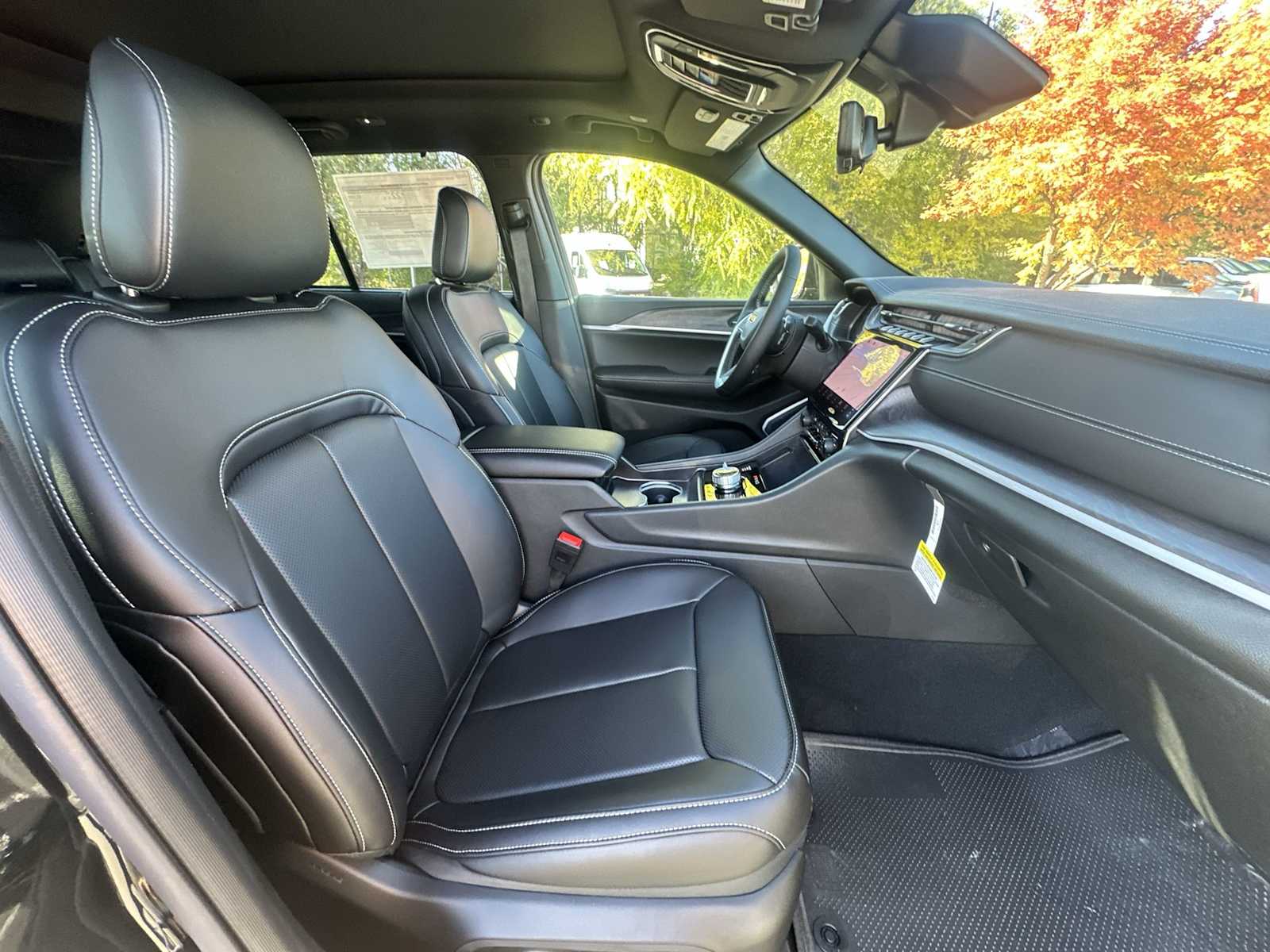 Thumbnail: 2025 Jeep Grand Cherokee - 25