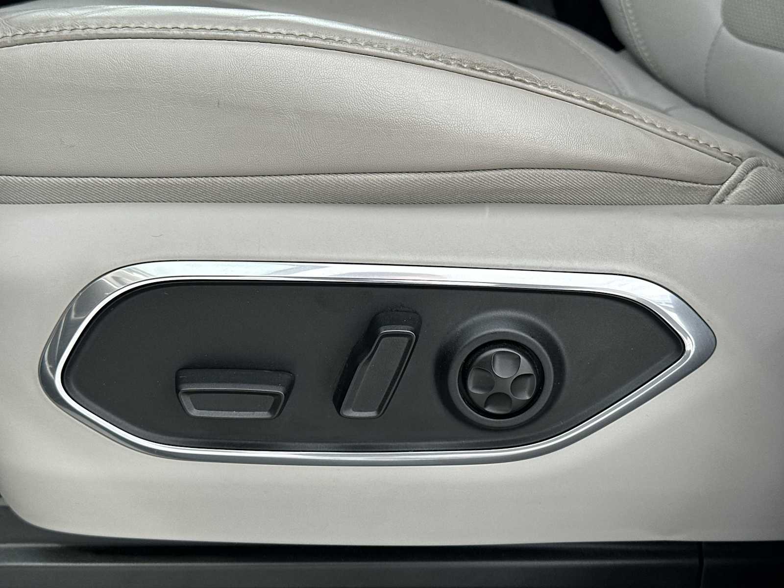 Thumbnail: 2023 Jeep Wagoneer - 14