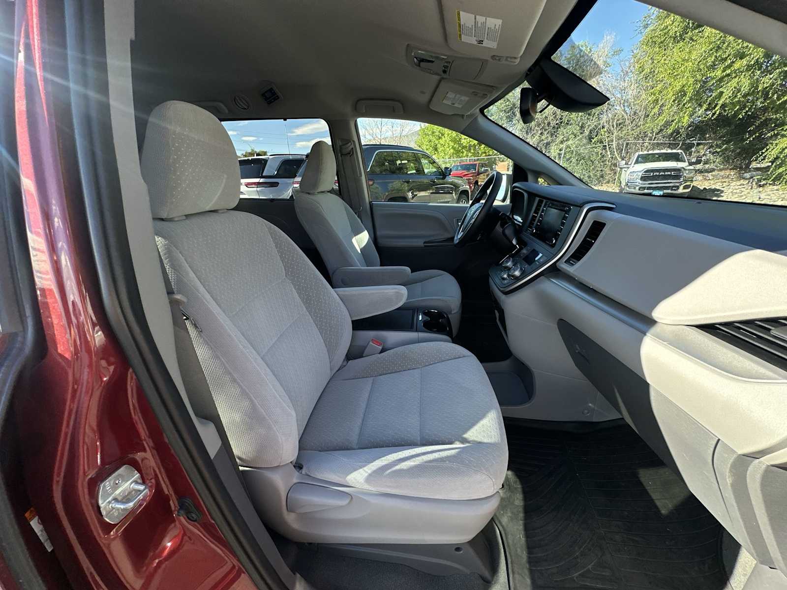 Thumbnail: 2020 Toyota Sienna - 24