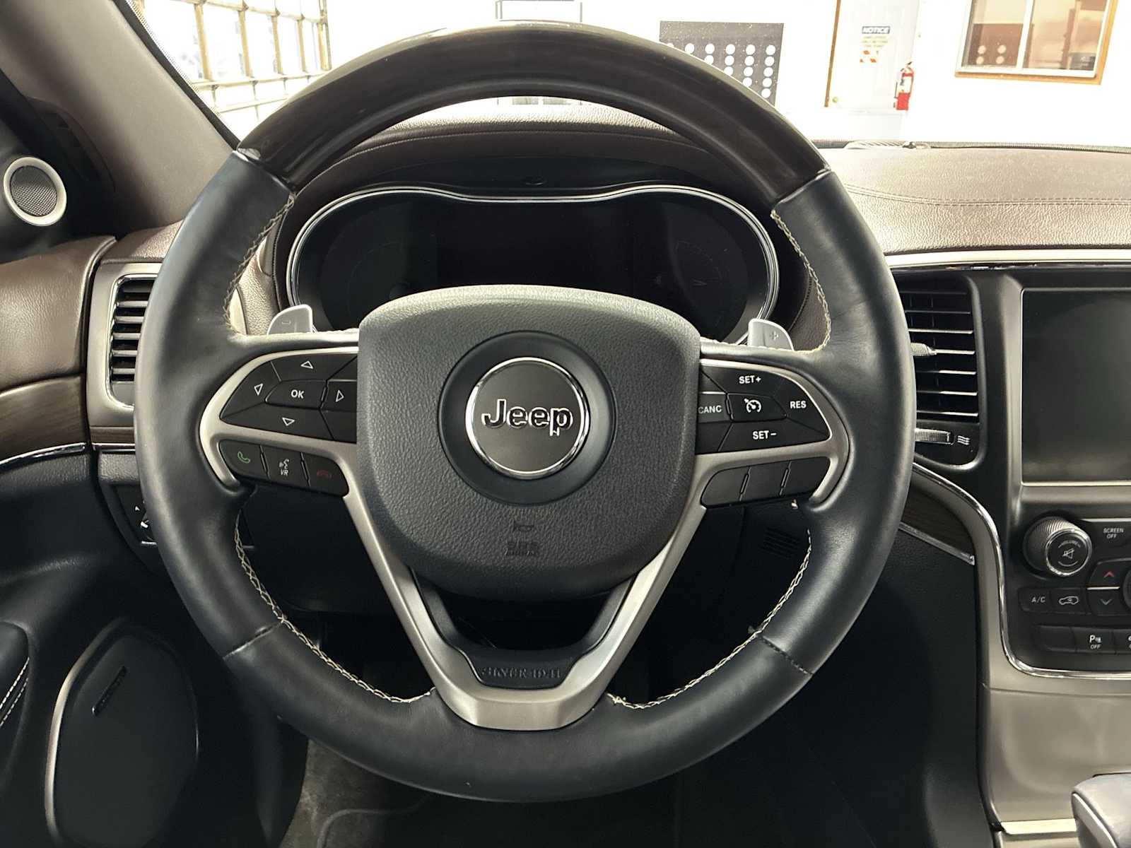 Thumbnail: 2017 Jeep Grand Cherokee - 11