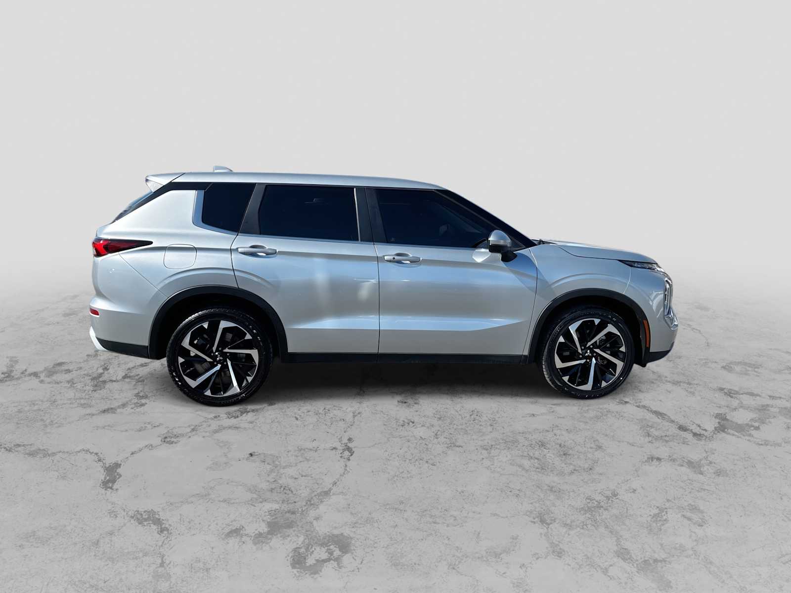Thumbnail: 2022 Mitsubishi Outlander - 9