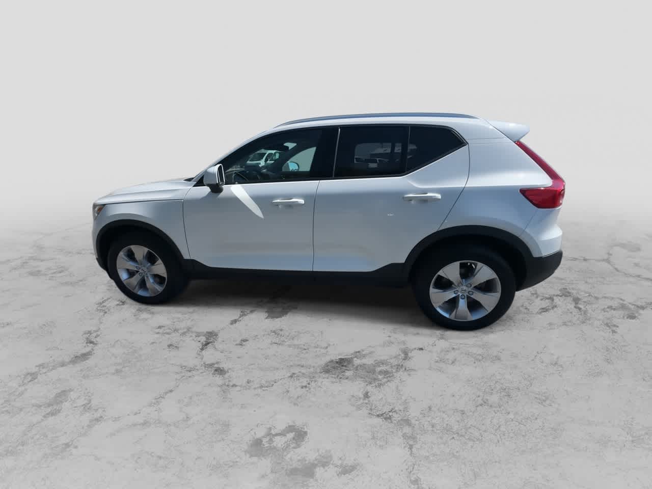 Thumbnail: 2022 Volvo XC40 - 5