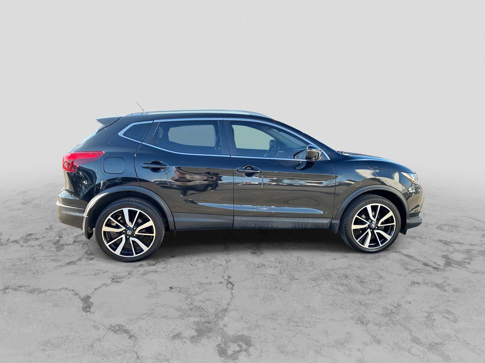 Thumbnail: 2017 Nissan Rogue Sport - 9