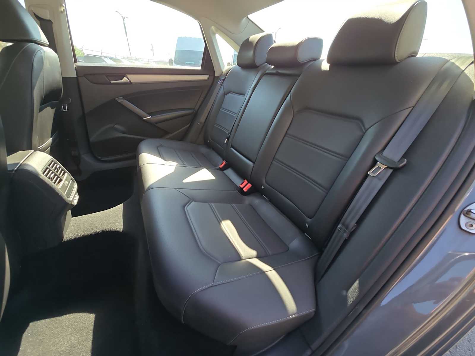 2022 Volkswagen Passat 2.0T 23