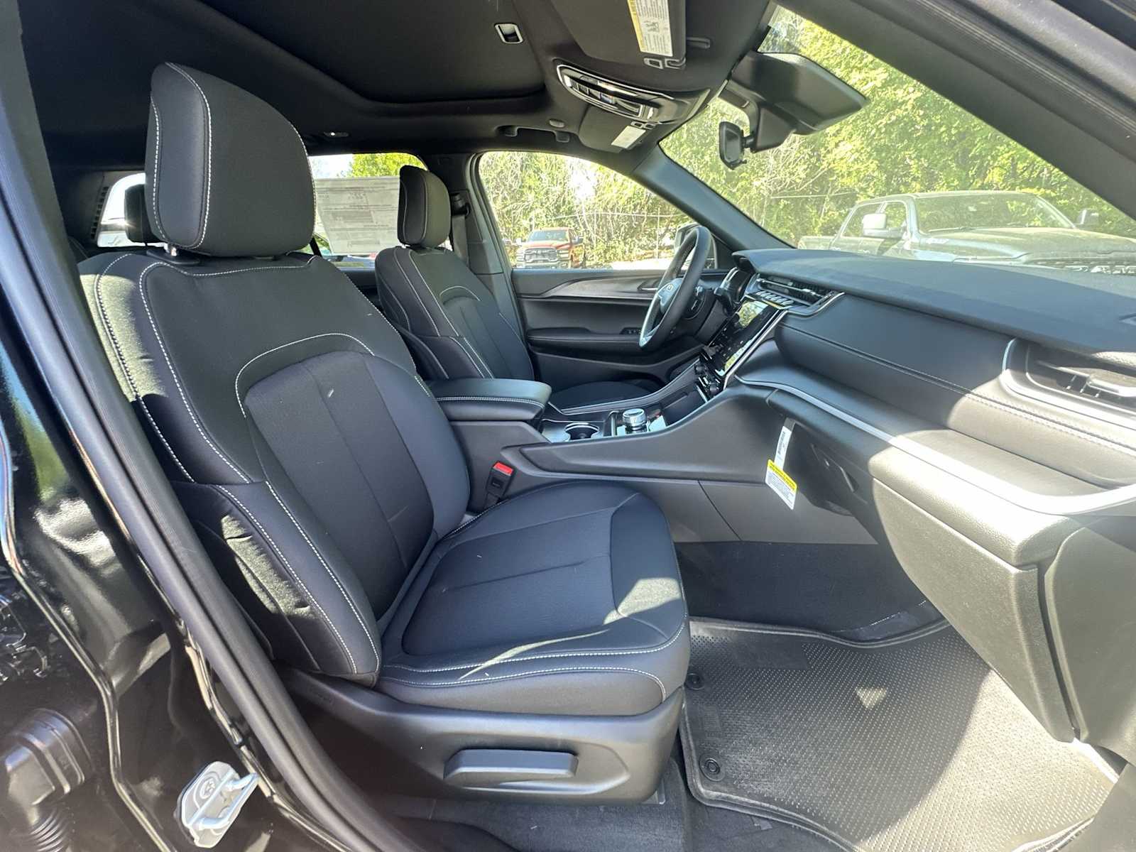 Thumbnail: 2025 Jeep Grand Cherokee - 24