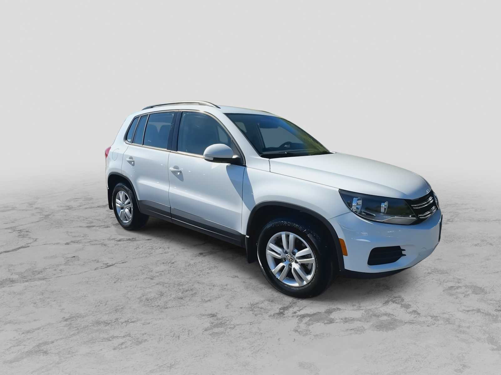 Thumbnail: 2017 Volkswagen Tiguan - 3