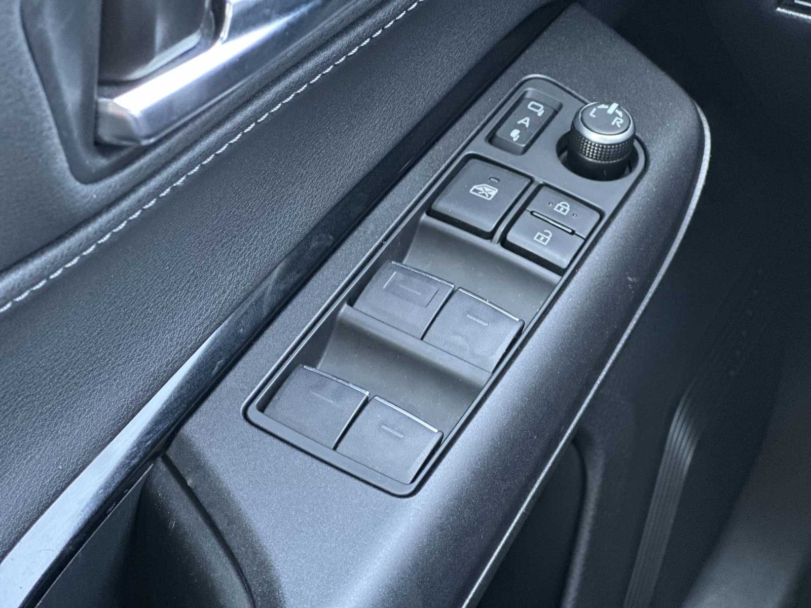 Thumbnail: 2023 Toyota Venza - 15