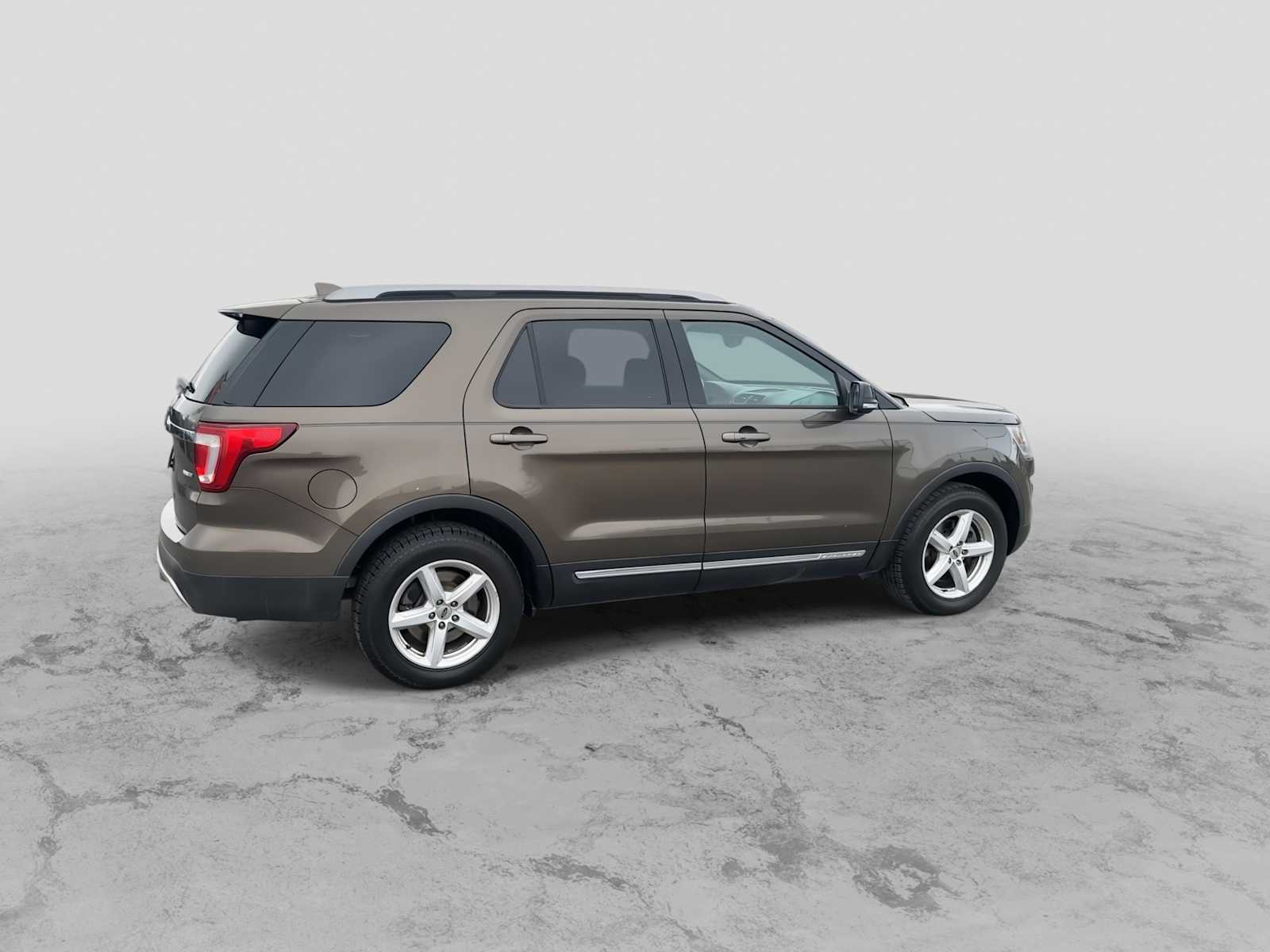 Thumbnail: 2016 Ford Explorer - 8