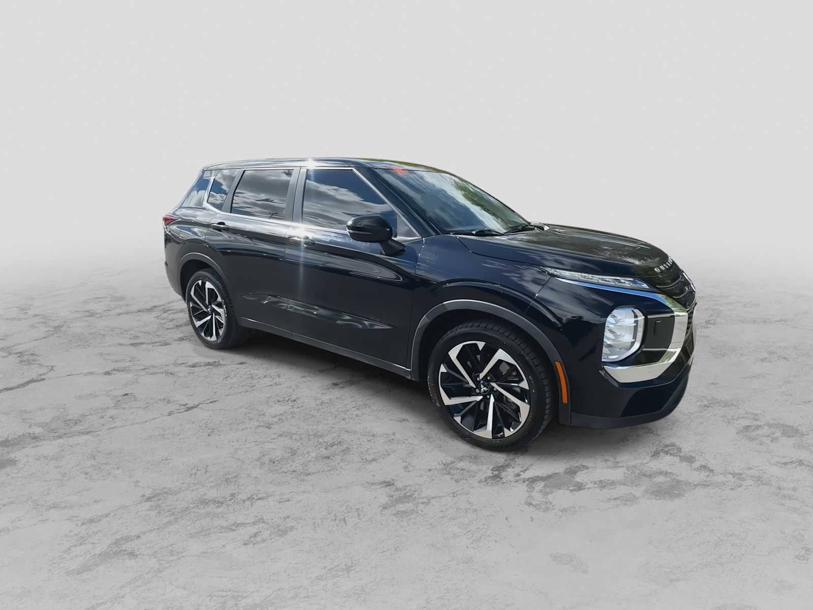 2022 Mitsubishi Outlander ES photo 2