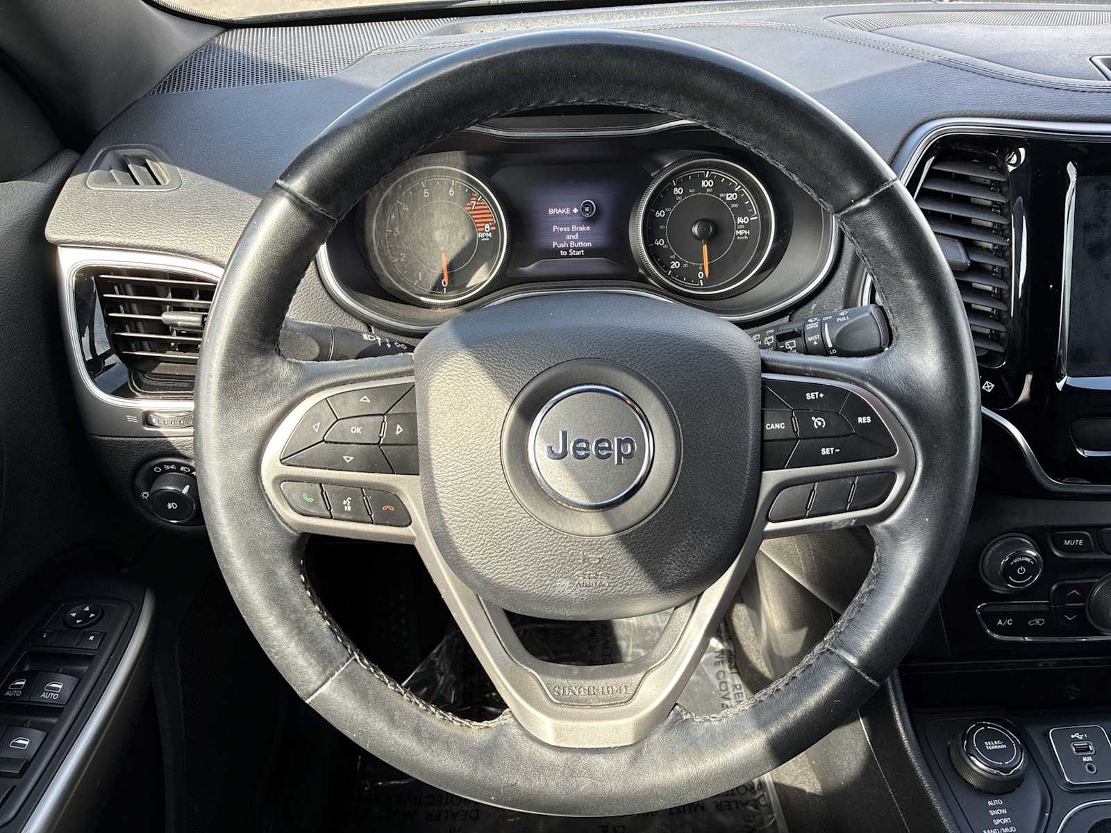 Thumbnail: 2019 Jeep Cherokee - 11