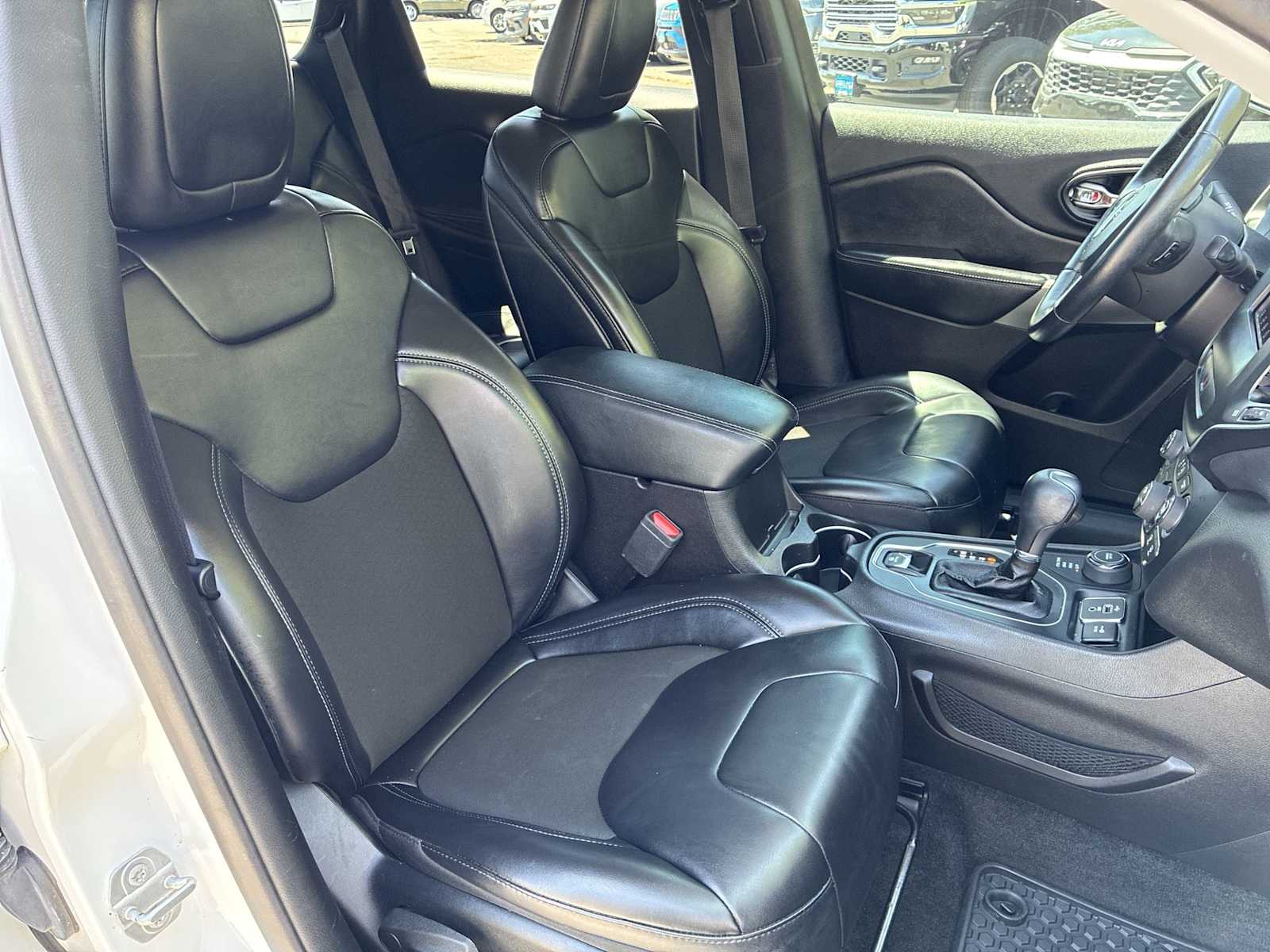 Thumbnail: 2019 Jeep Cherokee - 24