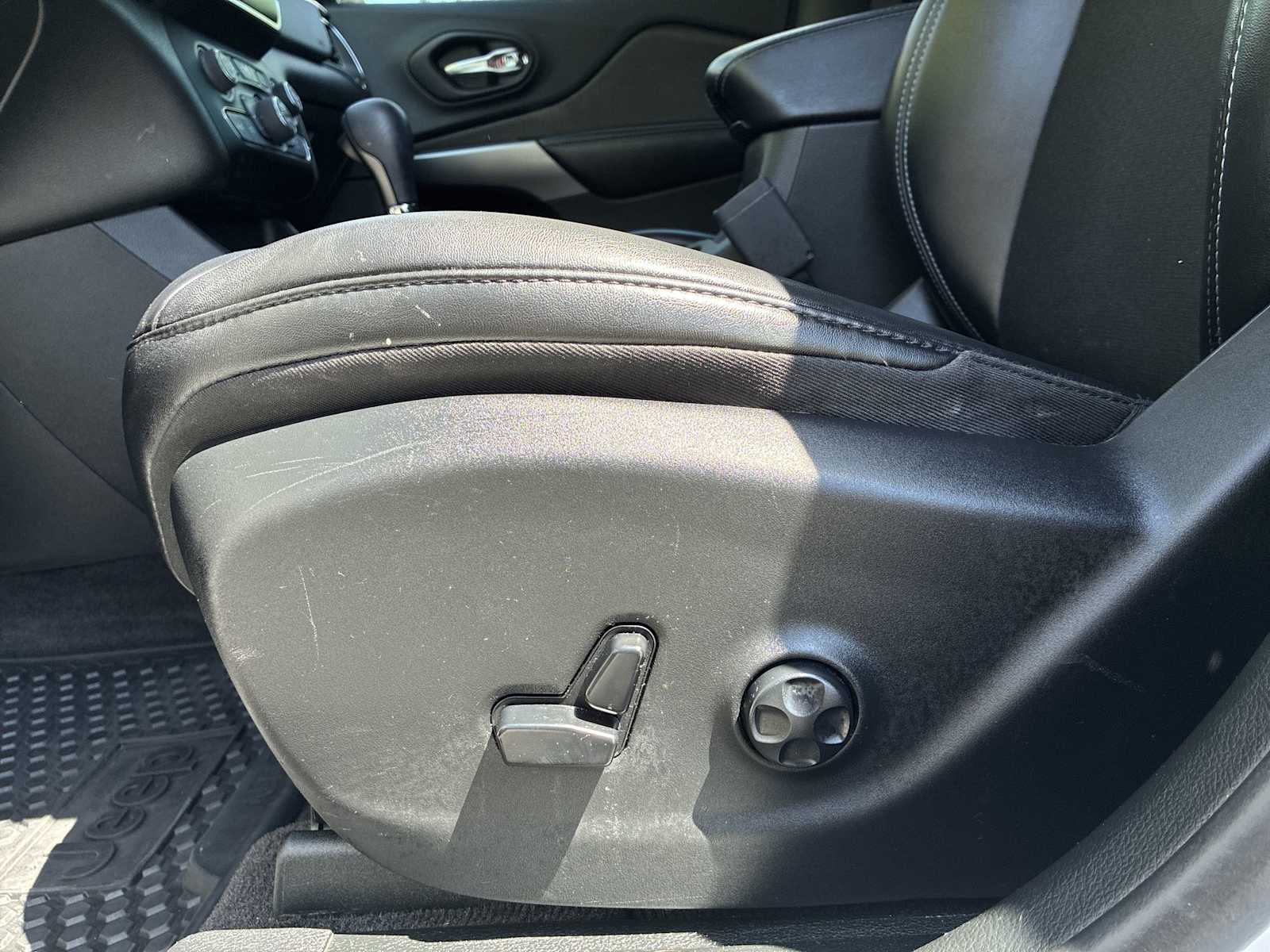 Thumbnail: 2019 Jeep Cherokee - 13