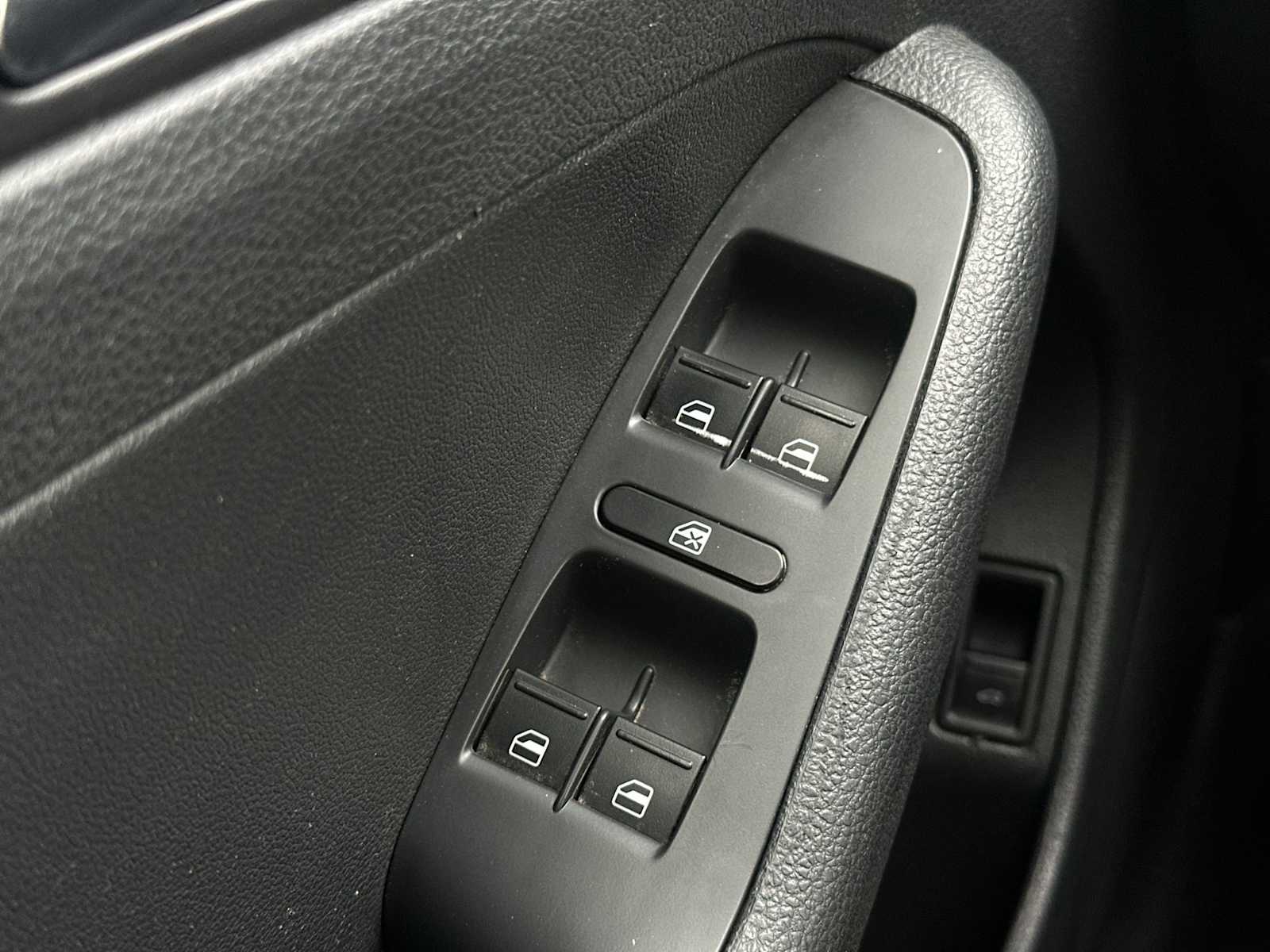 Thumbnail: 2016 Volkswagen Jetta - 15