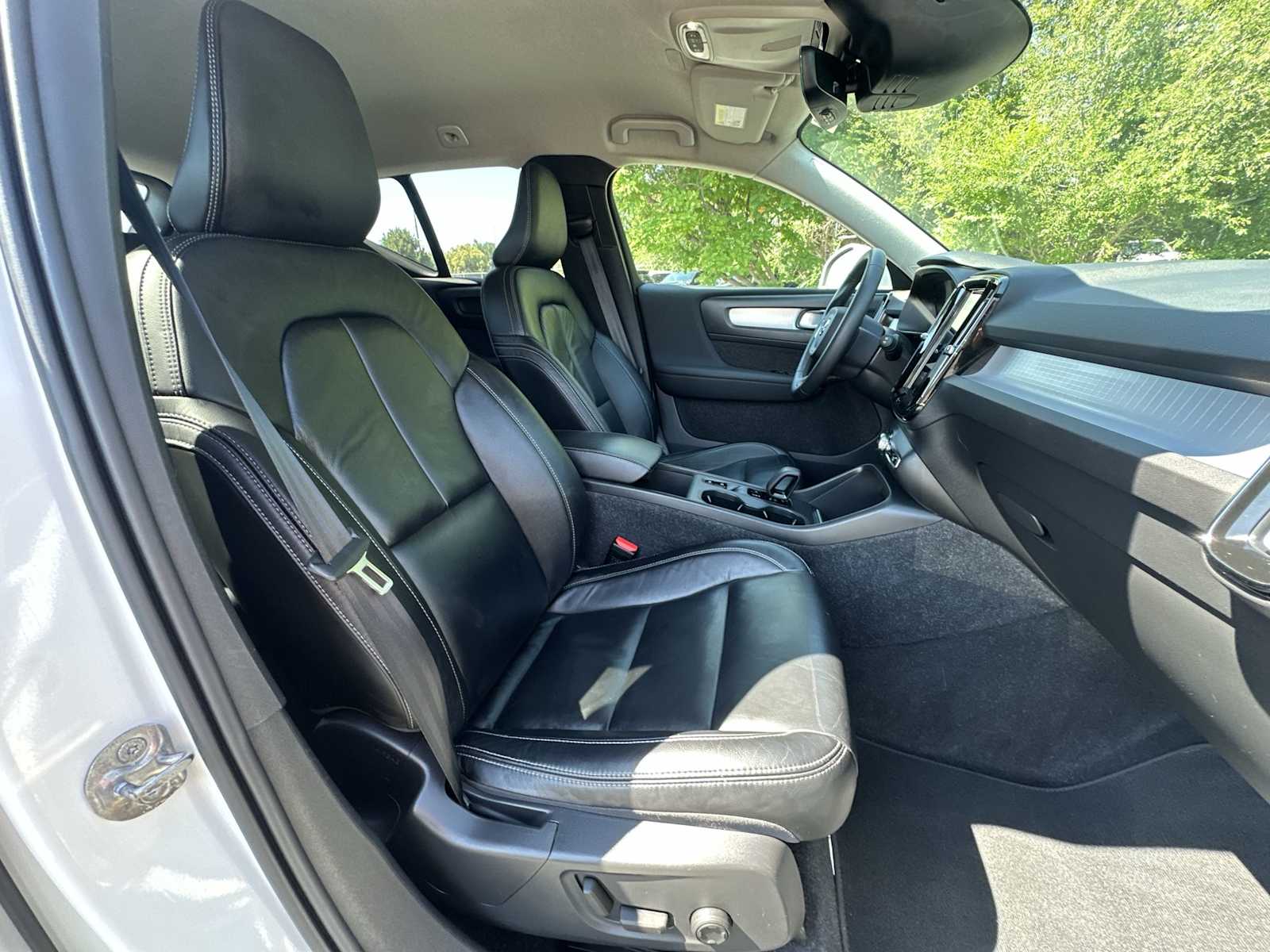 Thumbnail: 2022 Volvo XC40 - 23