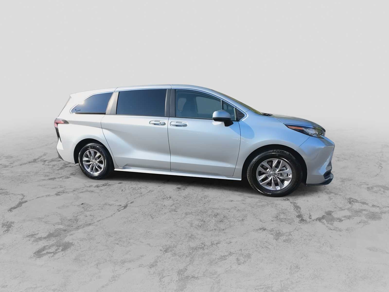 2023 Toyota Sienna LE photo 2