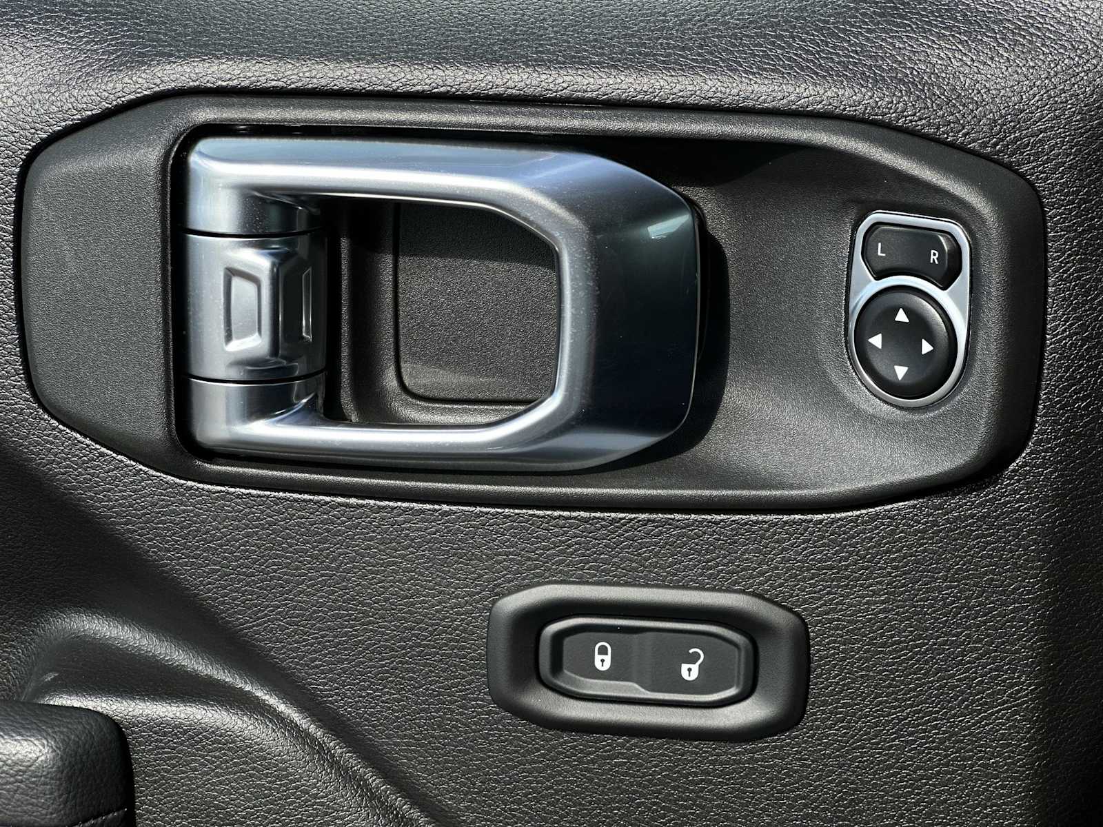 Thumbnail: 2025 Jeep Gladiator - 15