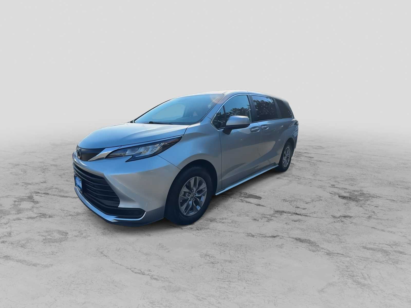 2023 Toyota Sienna LE photo 4