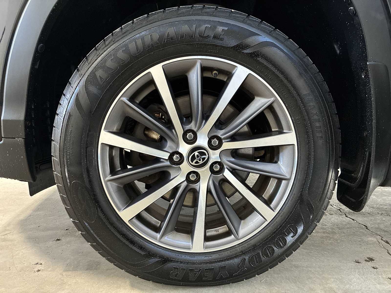 Thumbnail: 2019 Toyota Highlander - 19