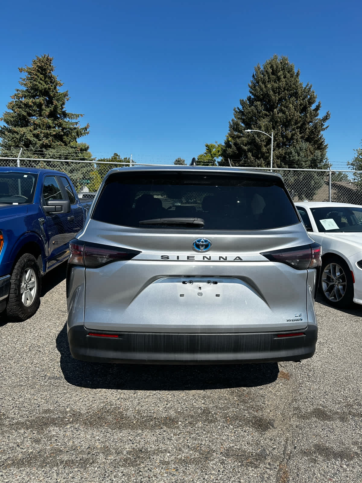 2023 Toyota Sienna LE photo 4
