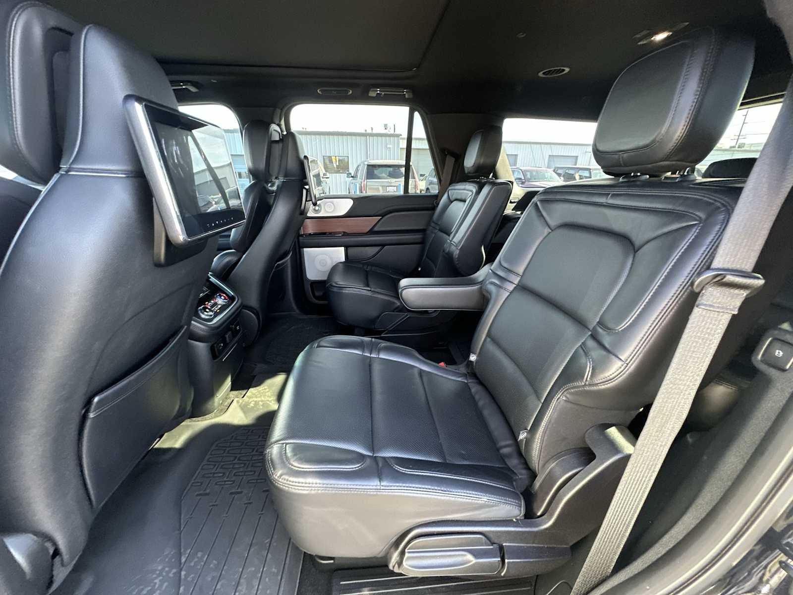 Thumbnail: 2021 Lincoln Navigator - 24