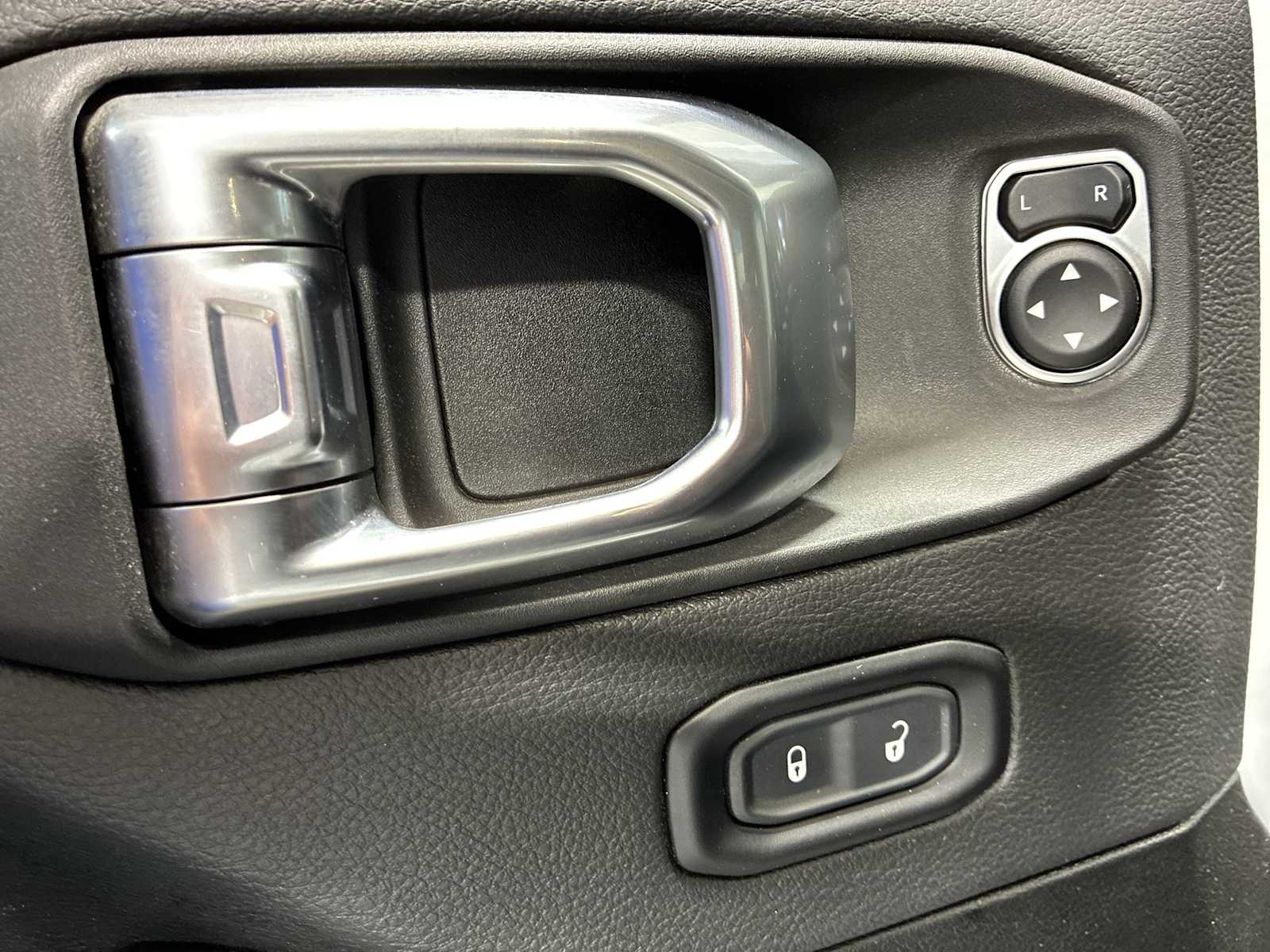 Thumbnail: 2023 Jeep Gladiator - 15