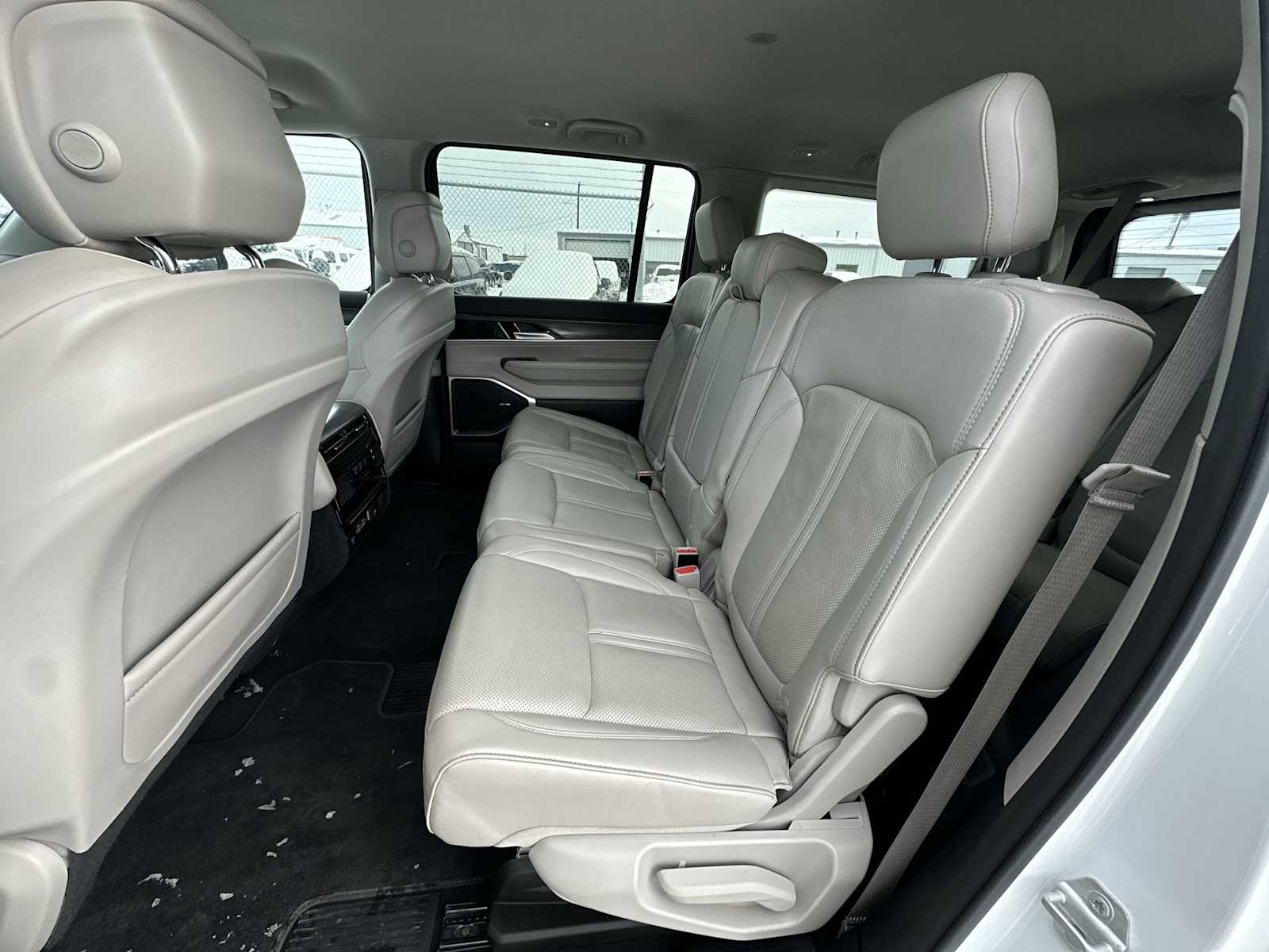 Thumbnail: 2023 Jeep Wagoneer - 23