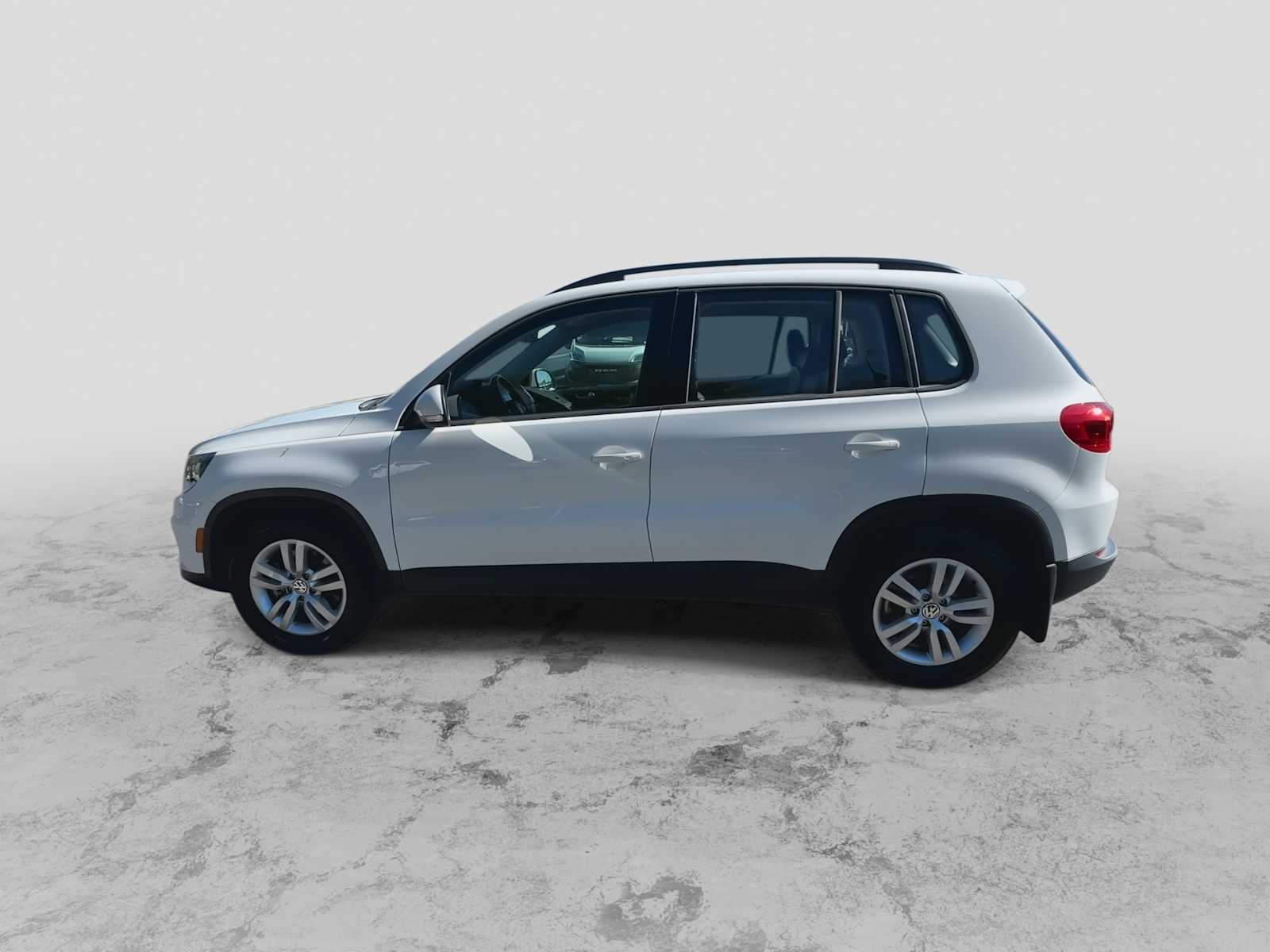 Thumbnail: 2017 Volkswagen Tiguan - 9