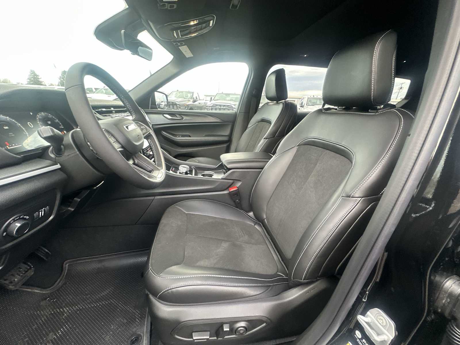 Thumbnail: 2025 Jeep Grand Cherokee - 13