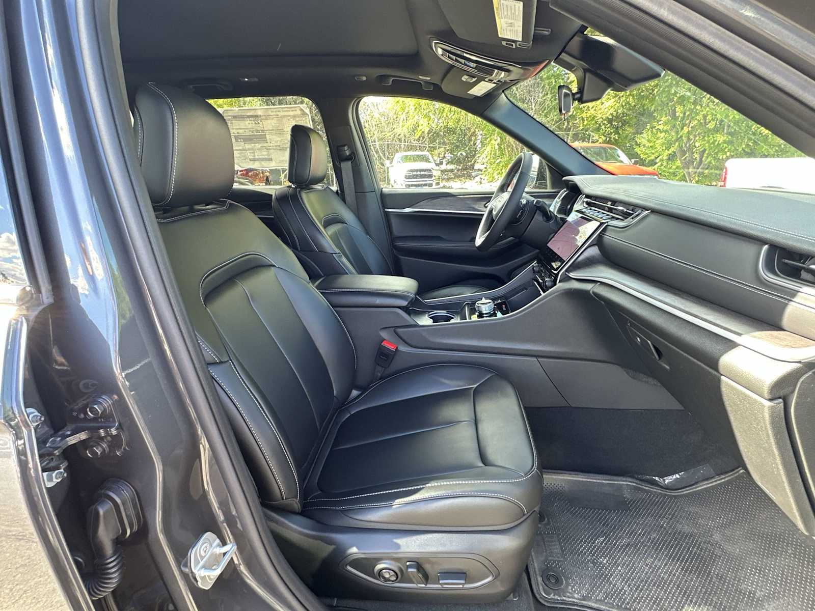 Thumbnail: 2025 Jeep Grand Cherokee - 25