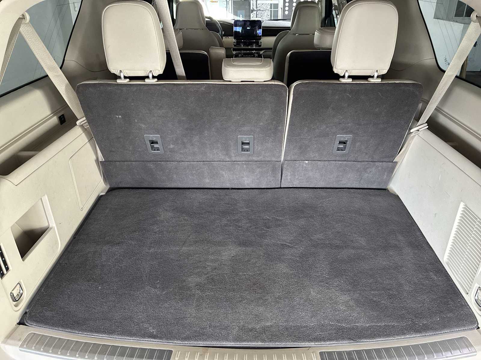 Thumbnail: 2019 Lincoln Navigator L - 21